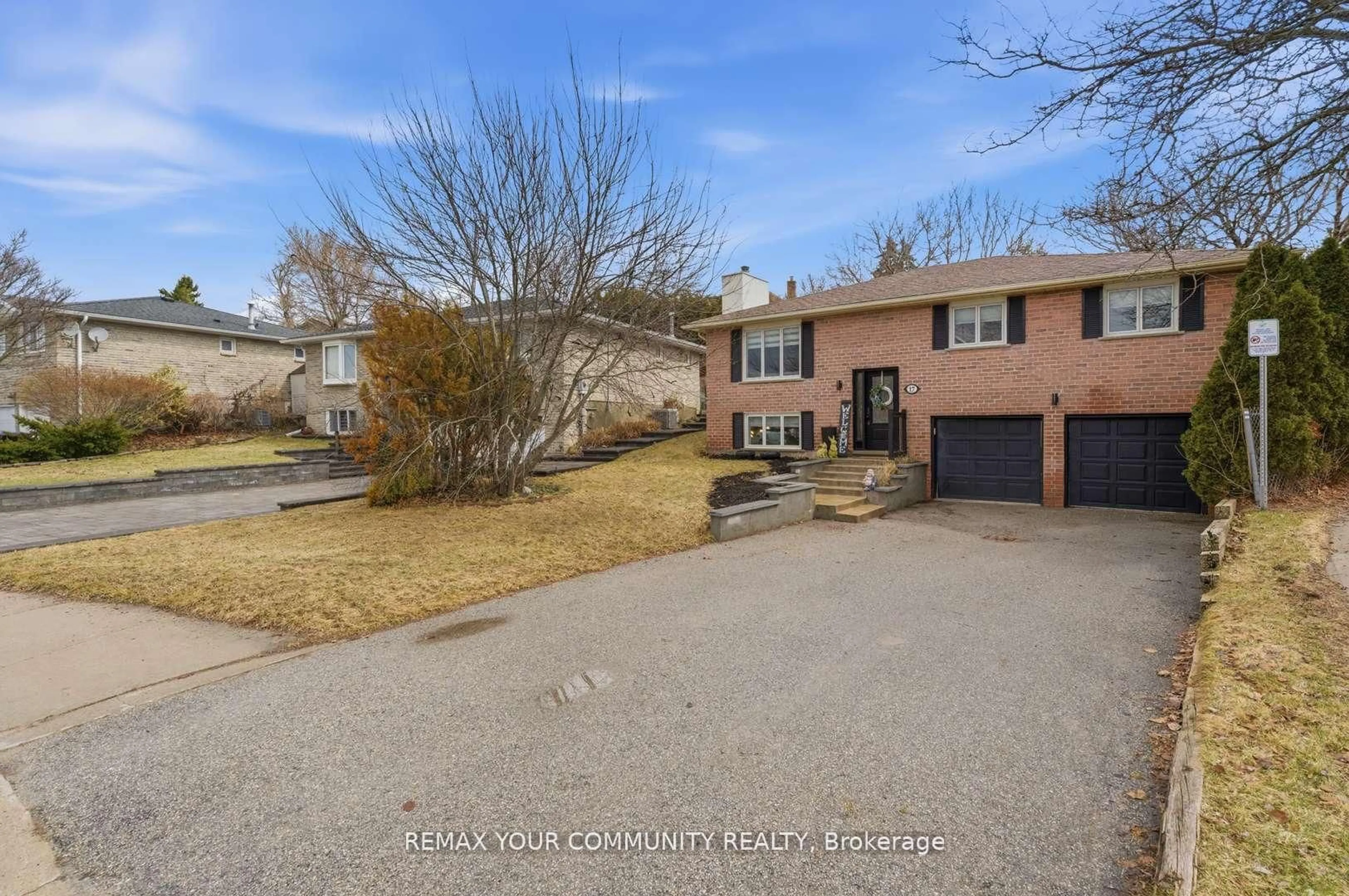 A pic from outside/outdoor area/front of a property/back of a property/a pic from drone, street for 17 Fox Run Lane, Bradford West Gwillimbury Ontario L3Z 2J1