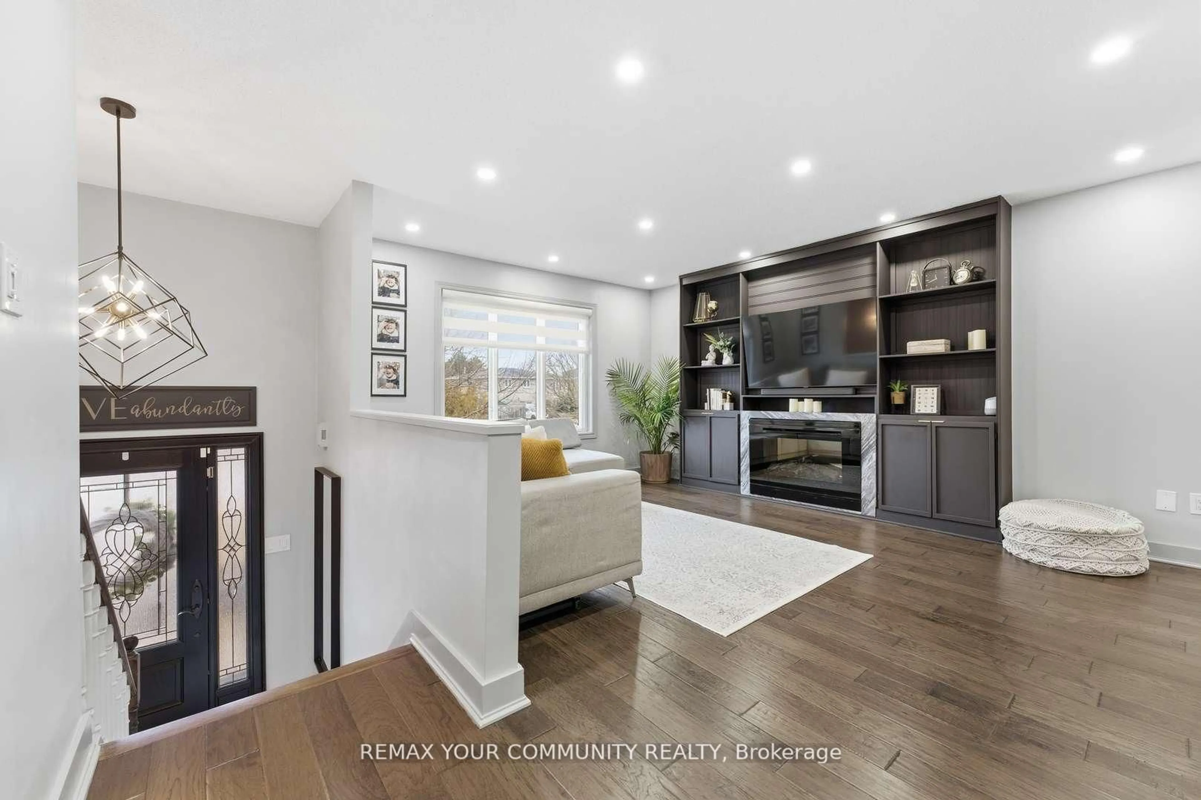 Open concept kitchen, unknown for 17 Fox Run Lane, Bradford West Gwillimbury Ontario L3Z 2J1