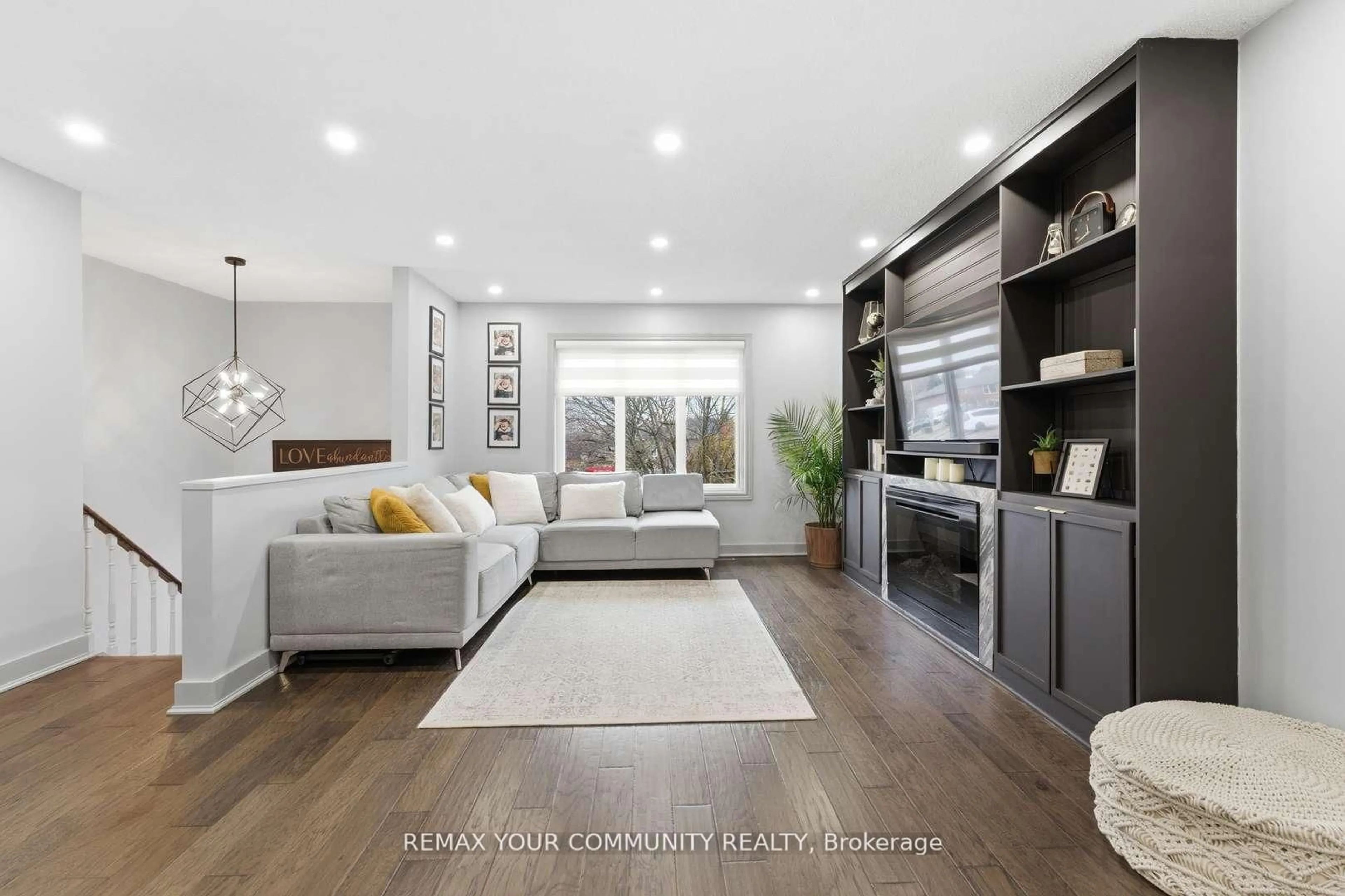 Unknown for 17 Fox Run Lane, Bradford West Gwillimbury Ontario L3Z 2J1