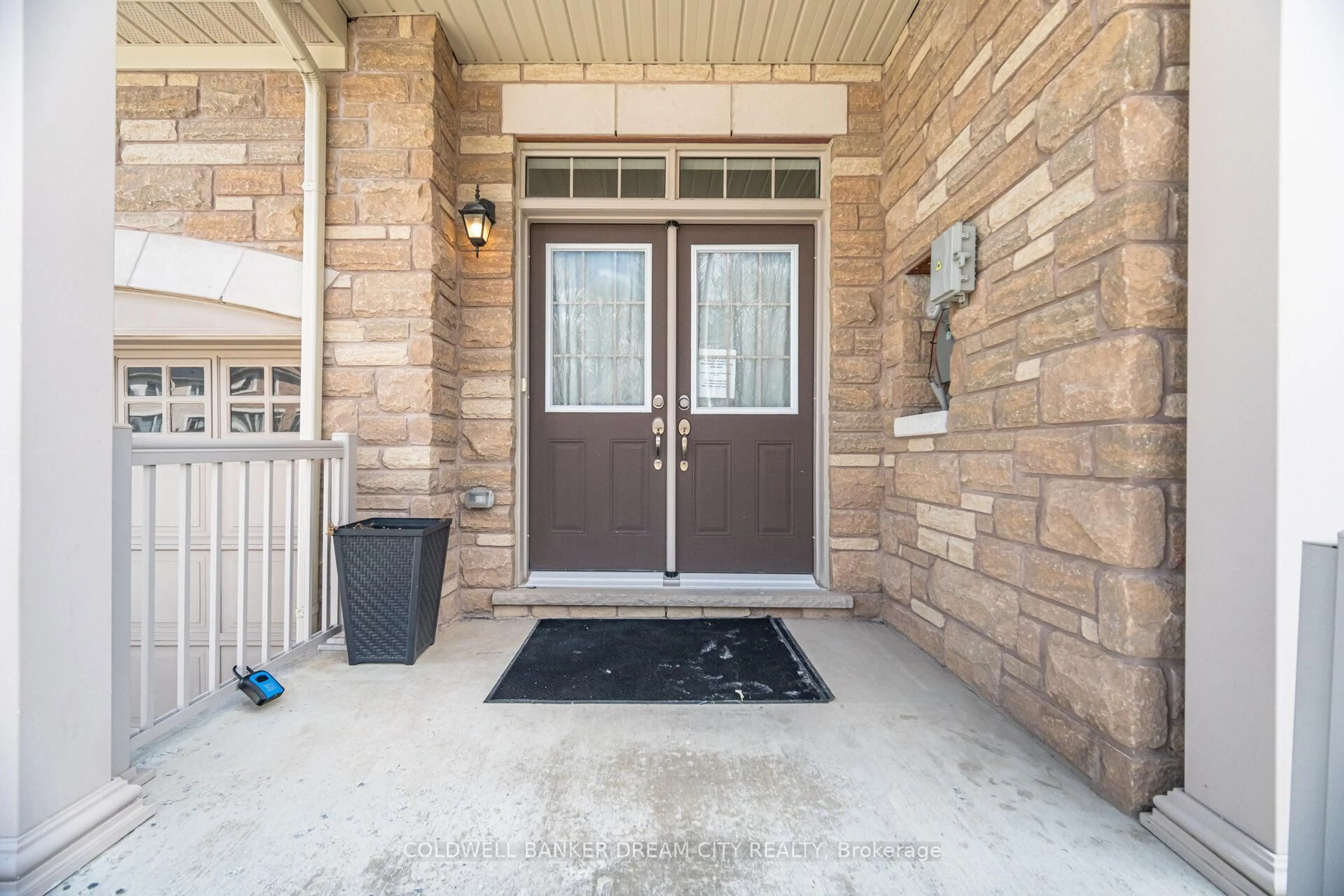 Indoor entryway for 382 Kirkham Dr, Markham Ontario L3S 0E4