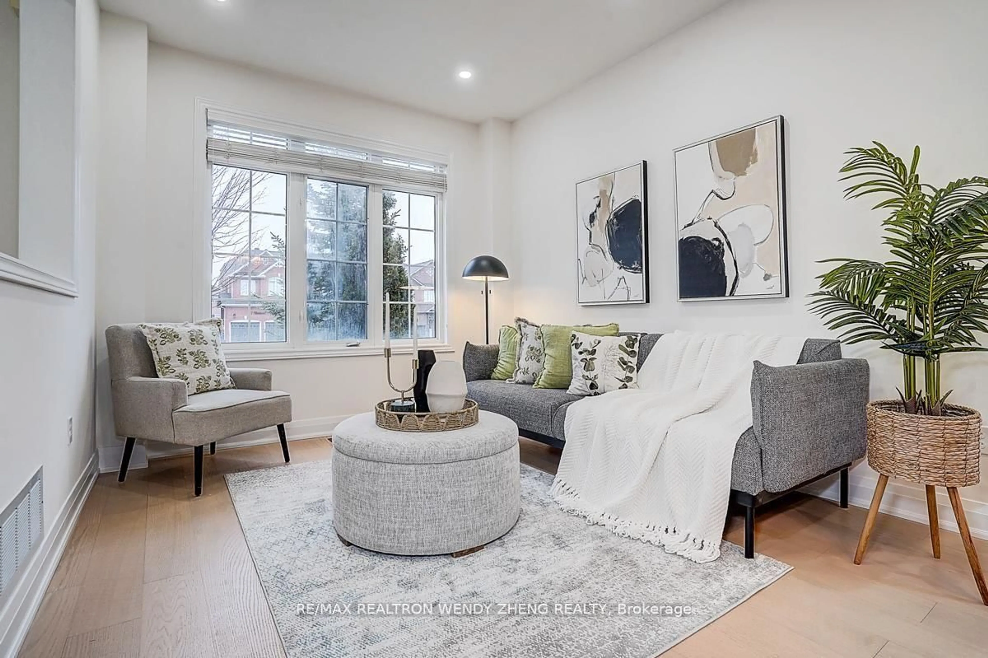 Living room with furniture, unknown for 16 Hartwell Way, Aurora Ontario L4G 7X7