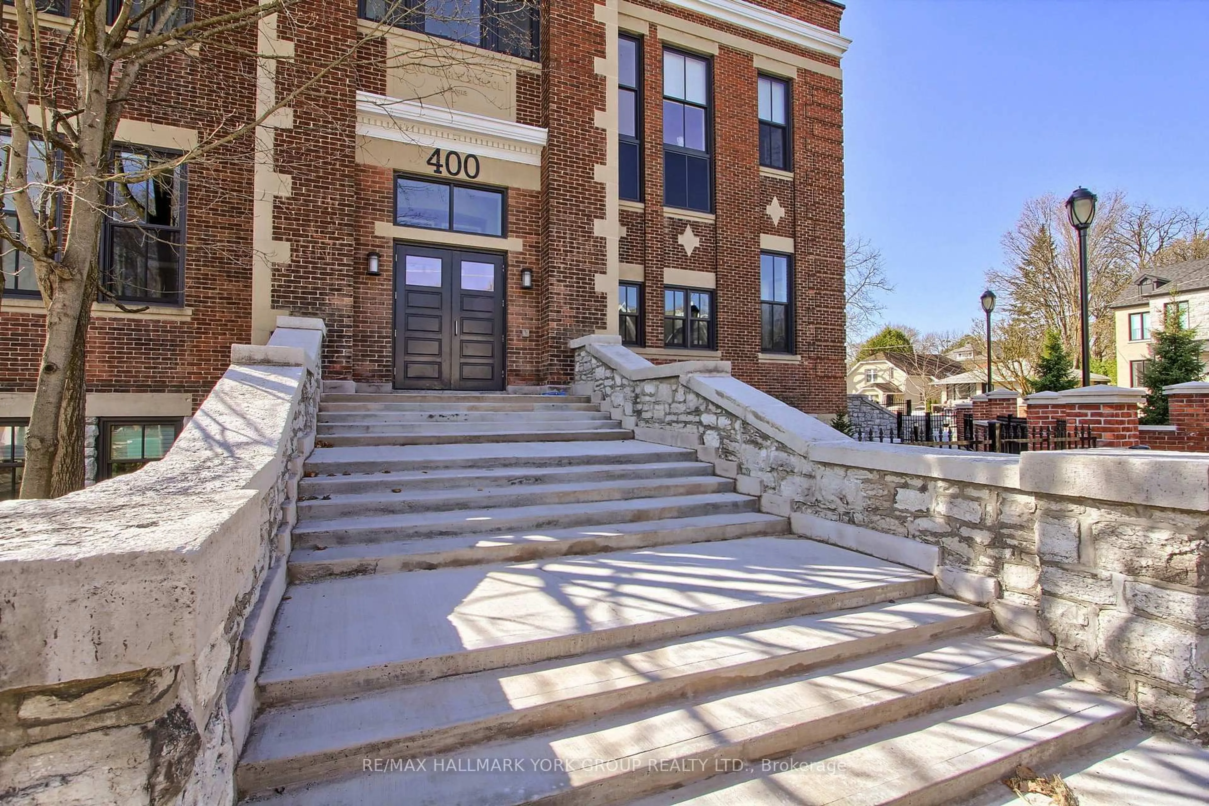 Unknown for 400 Park Ave #203, Newmarket Ontario L3Y 1V8