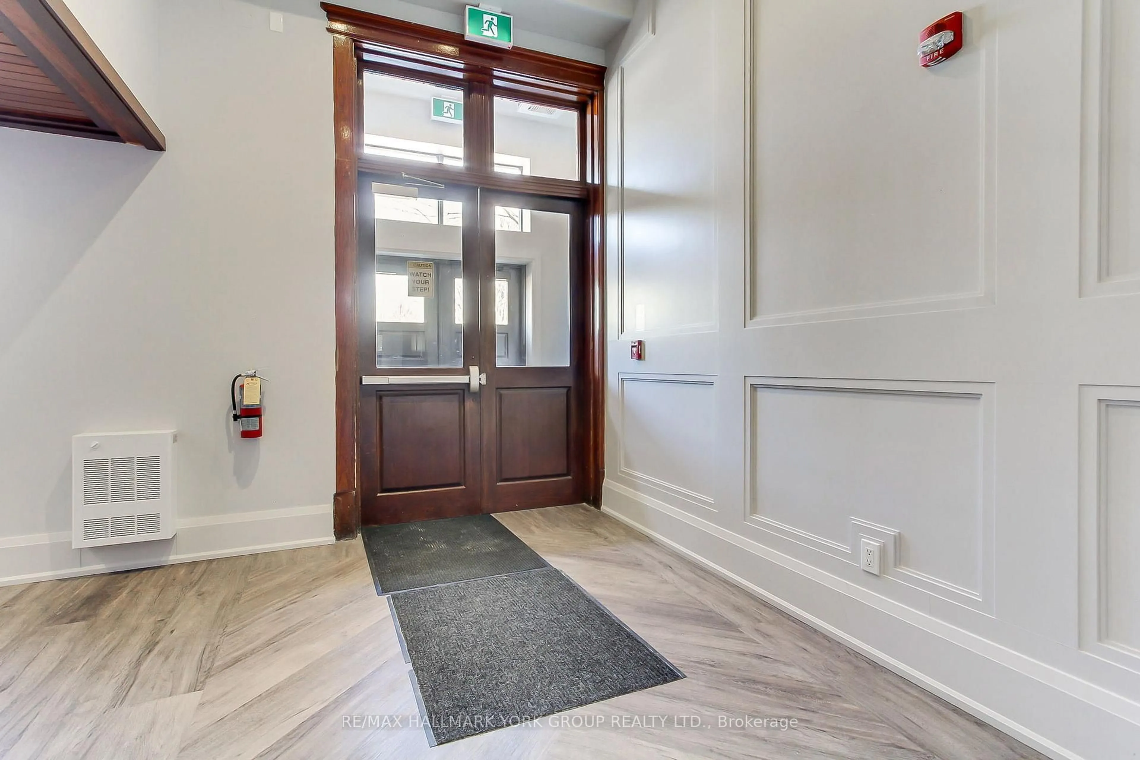 Indoor foyer for 400 Park Ave #203, Newmarket Ontario L3Y 1V8