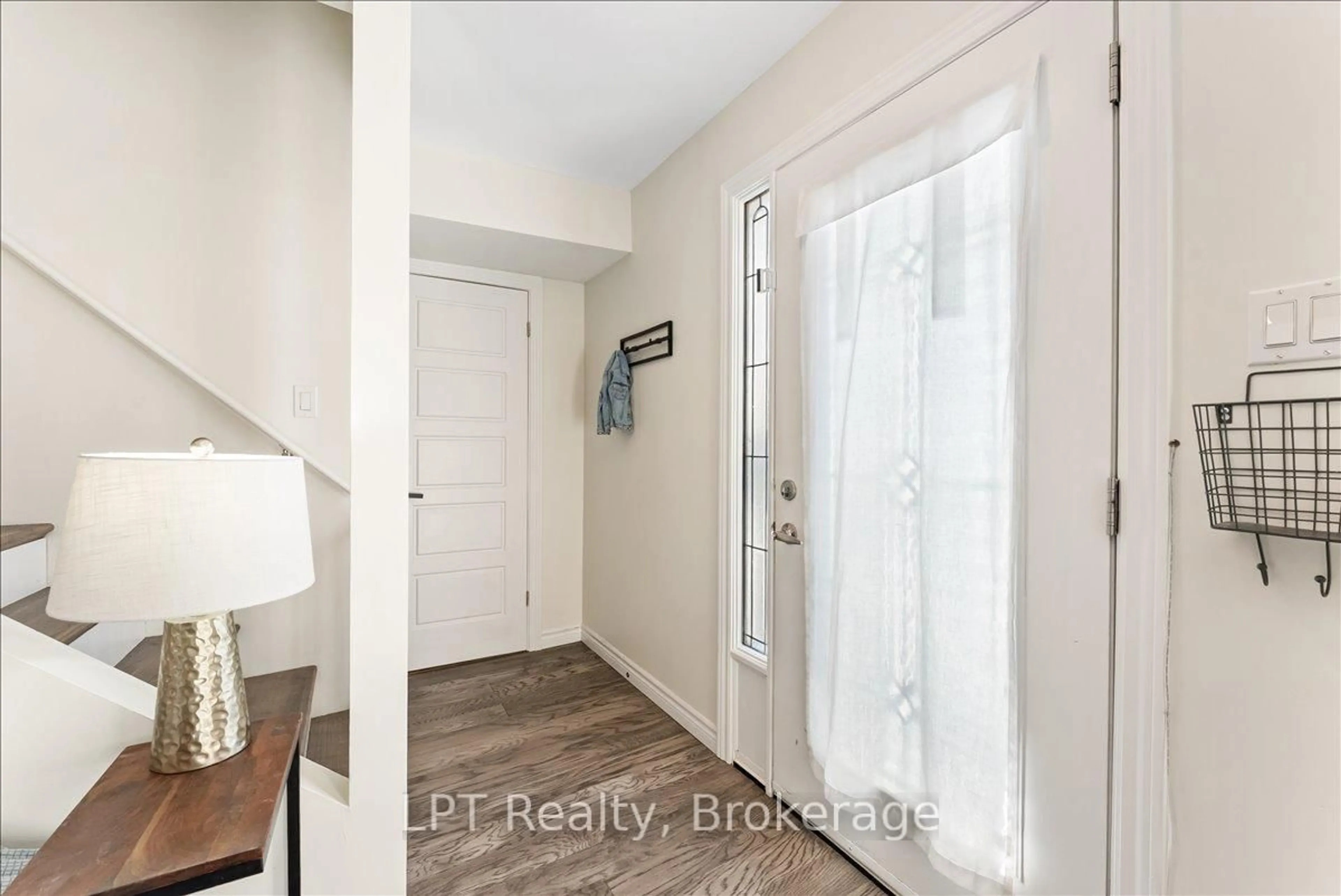 Indoor entryway for 154 Beach Rd, Georgina Ontario L4P 2L7