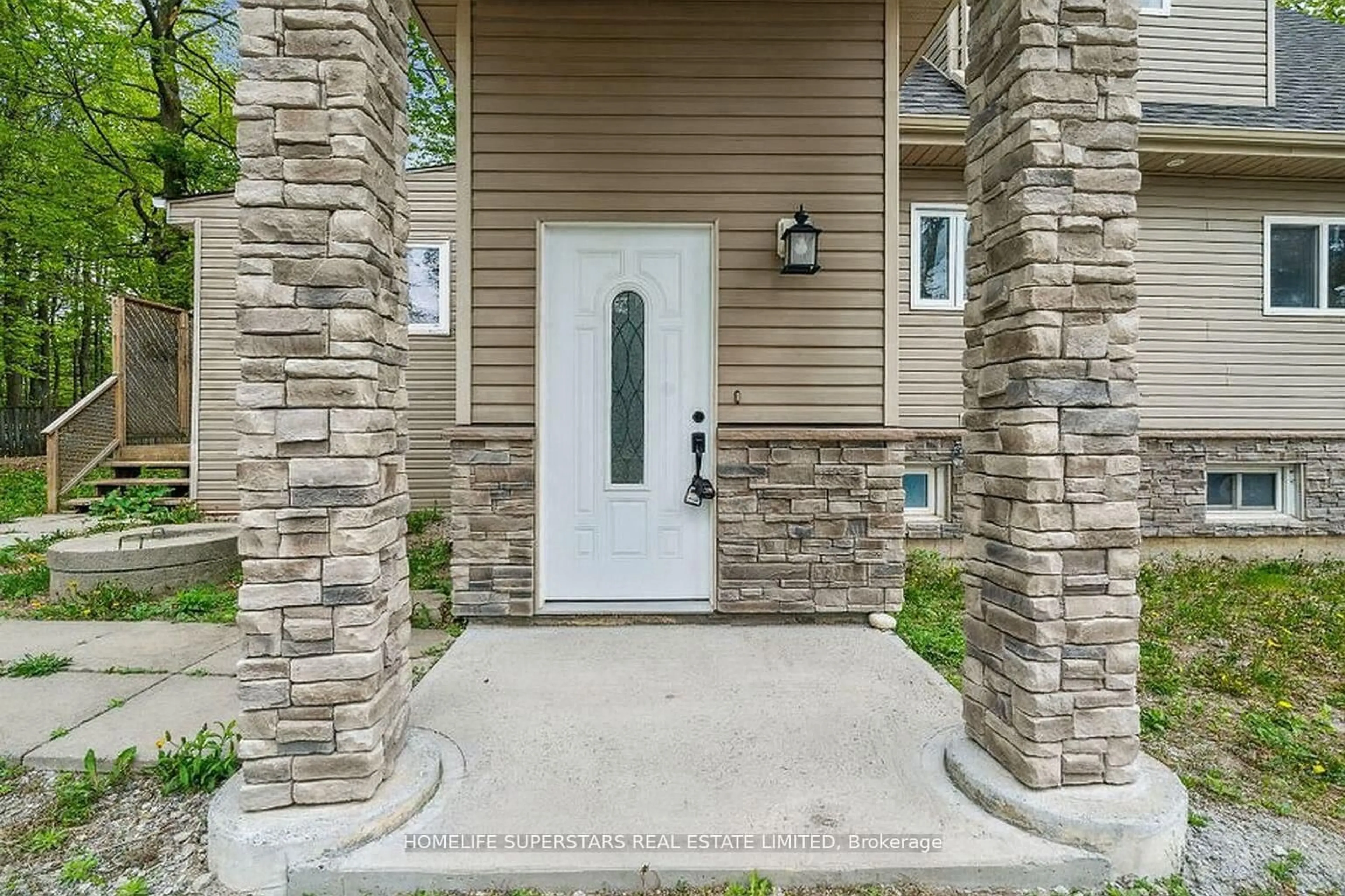 Indoor entryway for 4290 Yonge St, Bradford West Gwillimbury Ontario L0L 1R0