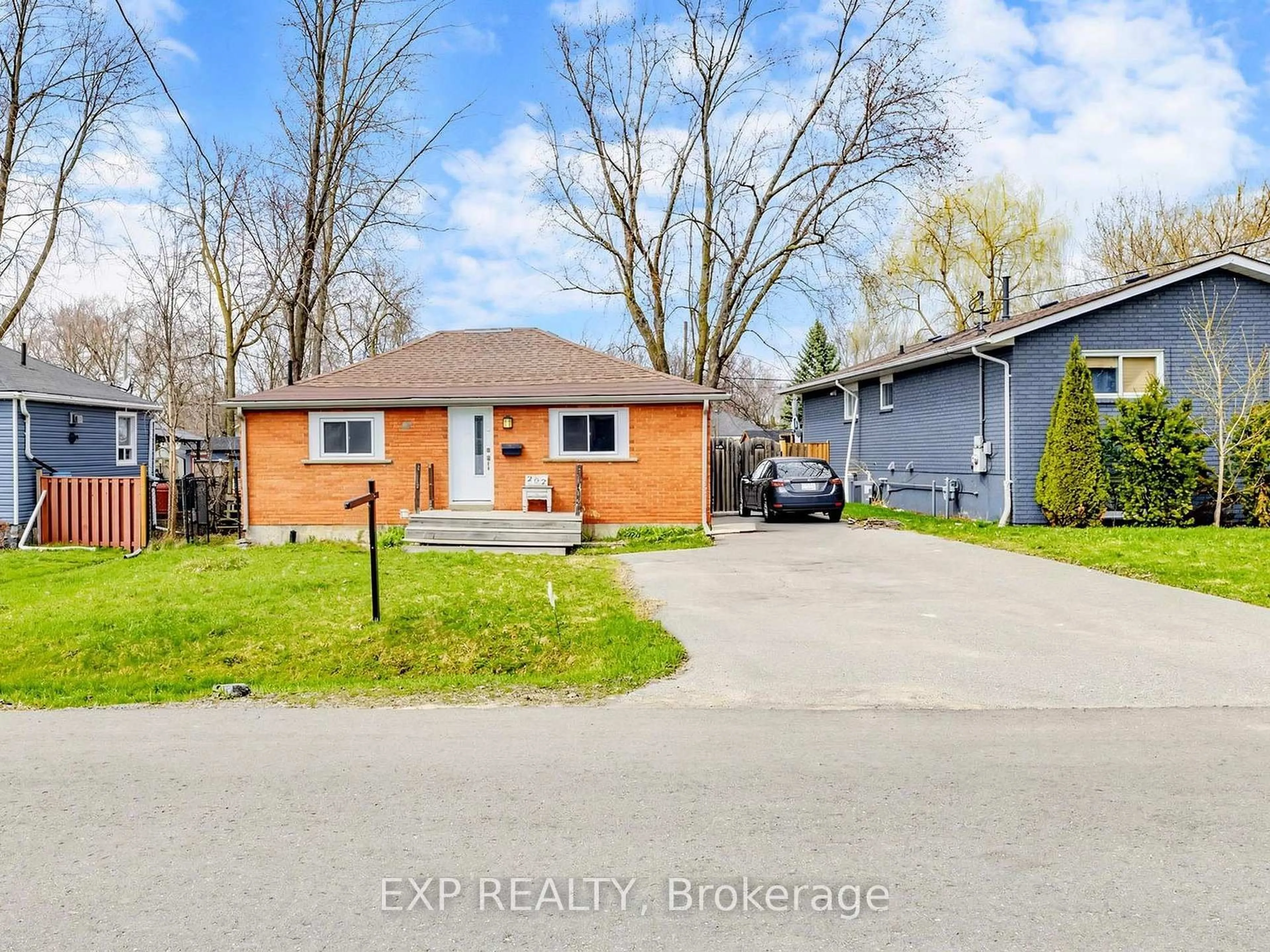 A pic from outside/outdoor area/front of a property/back of a property/a pic from drone, street for 262 Woodycrest Ave, Georgina Ontario L4P 2W2