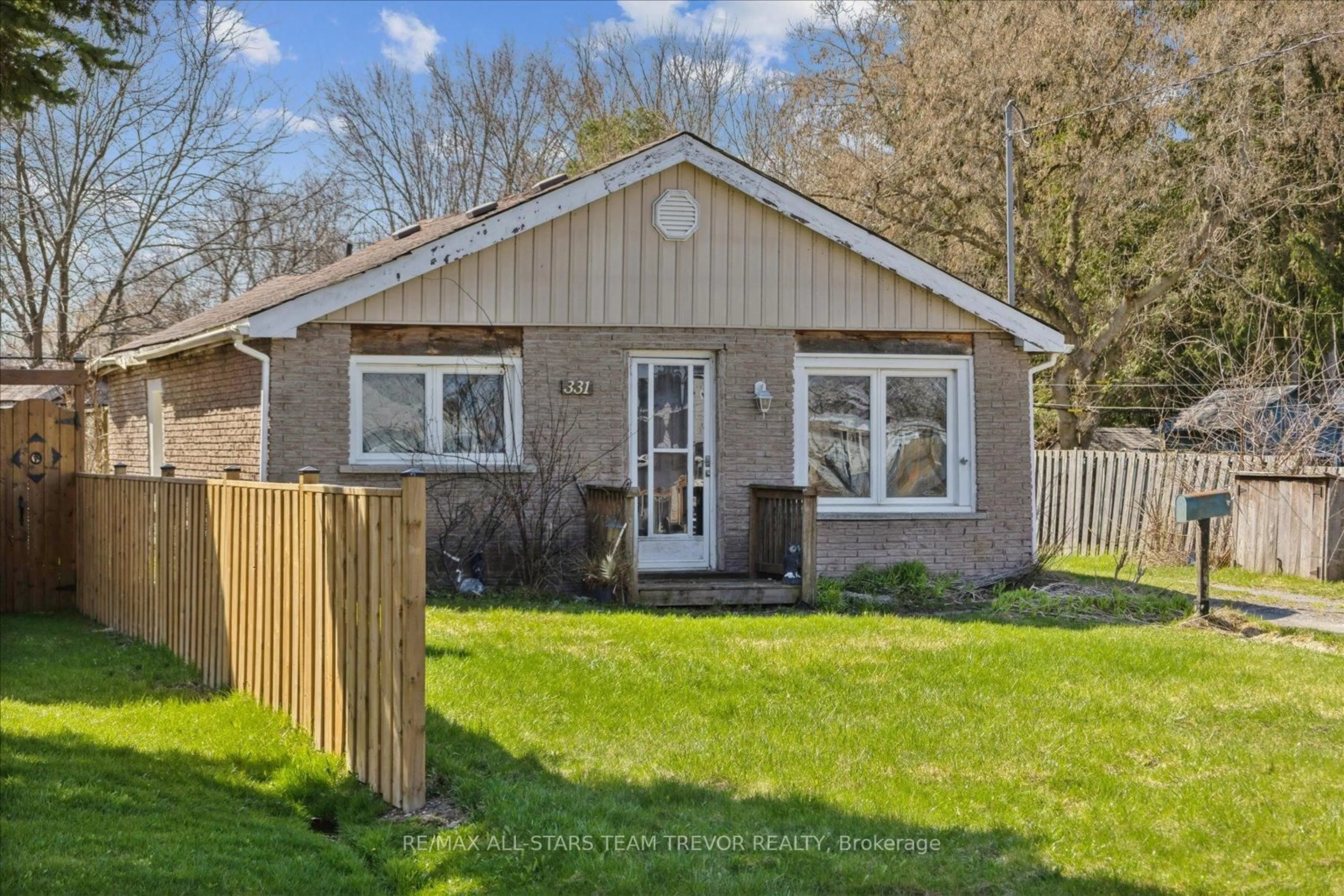 A pic from outside/outdoor area/front of a property/back of a property/a pic from drone, street for 331 Hollywood Dr, Georgina Ontario L4P 3A2