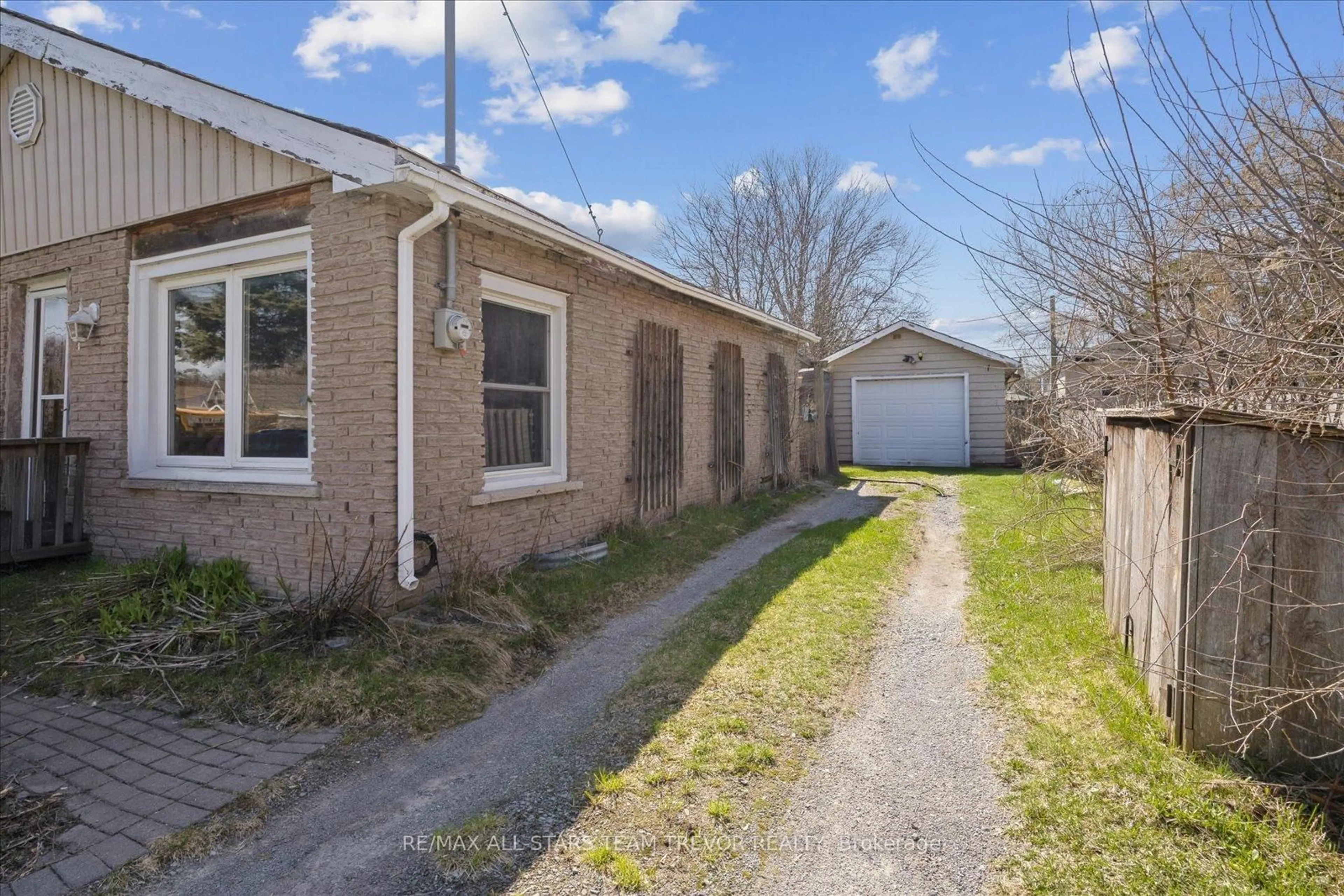 A pic from outside/outdoor area/front of a property/back of a property/a pic from drone, street for 331 Hollywood Dr, Georgina Ontario L4P 3A2