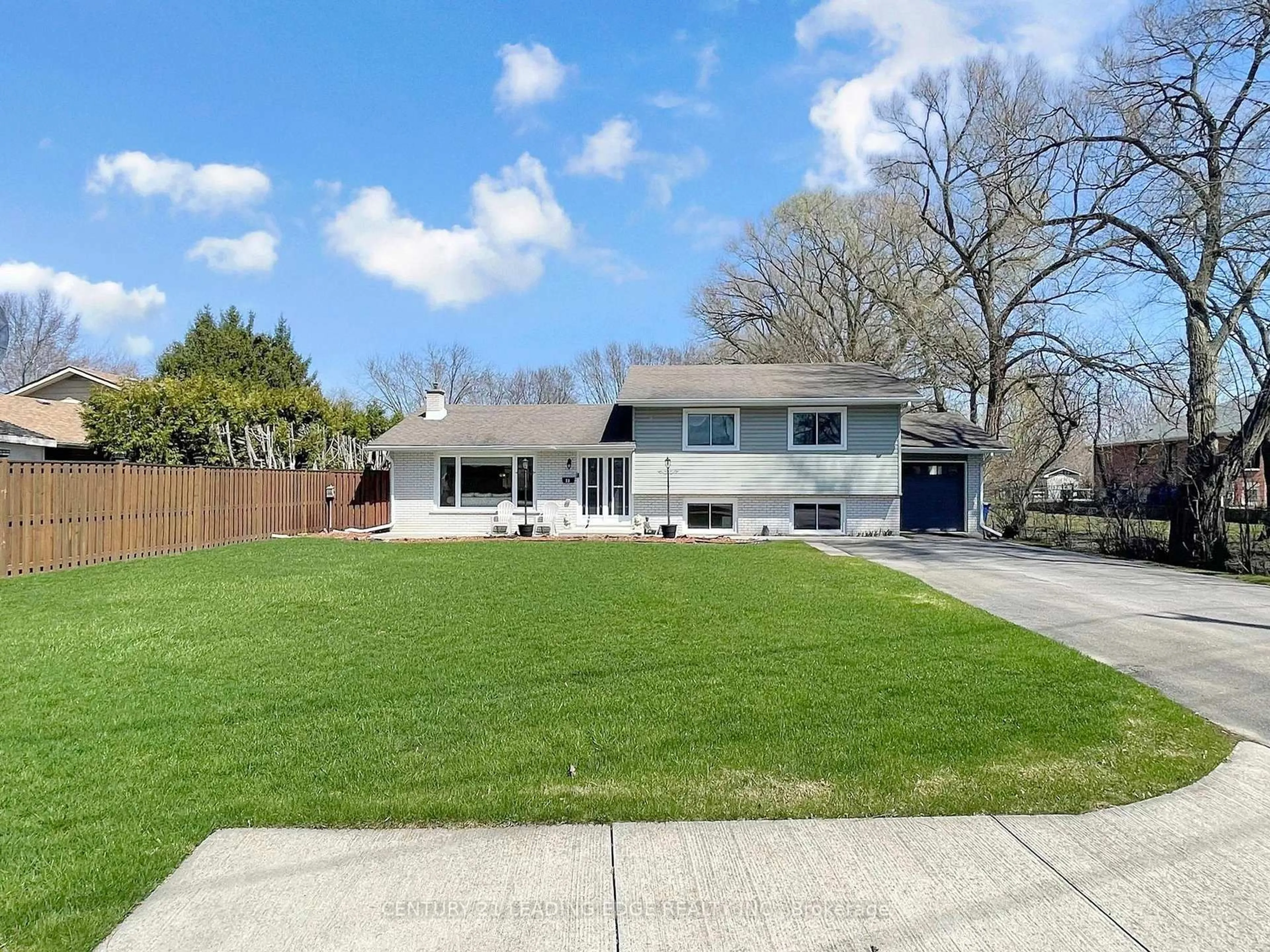 A pic from outside/outdoor area/front of a property/back of a property/a pic from drone, street for 53 Metro Rd, Georgina Ontario L4P 1C1
