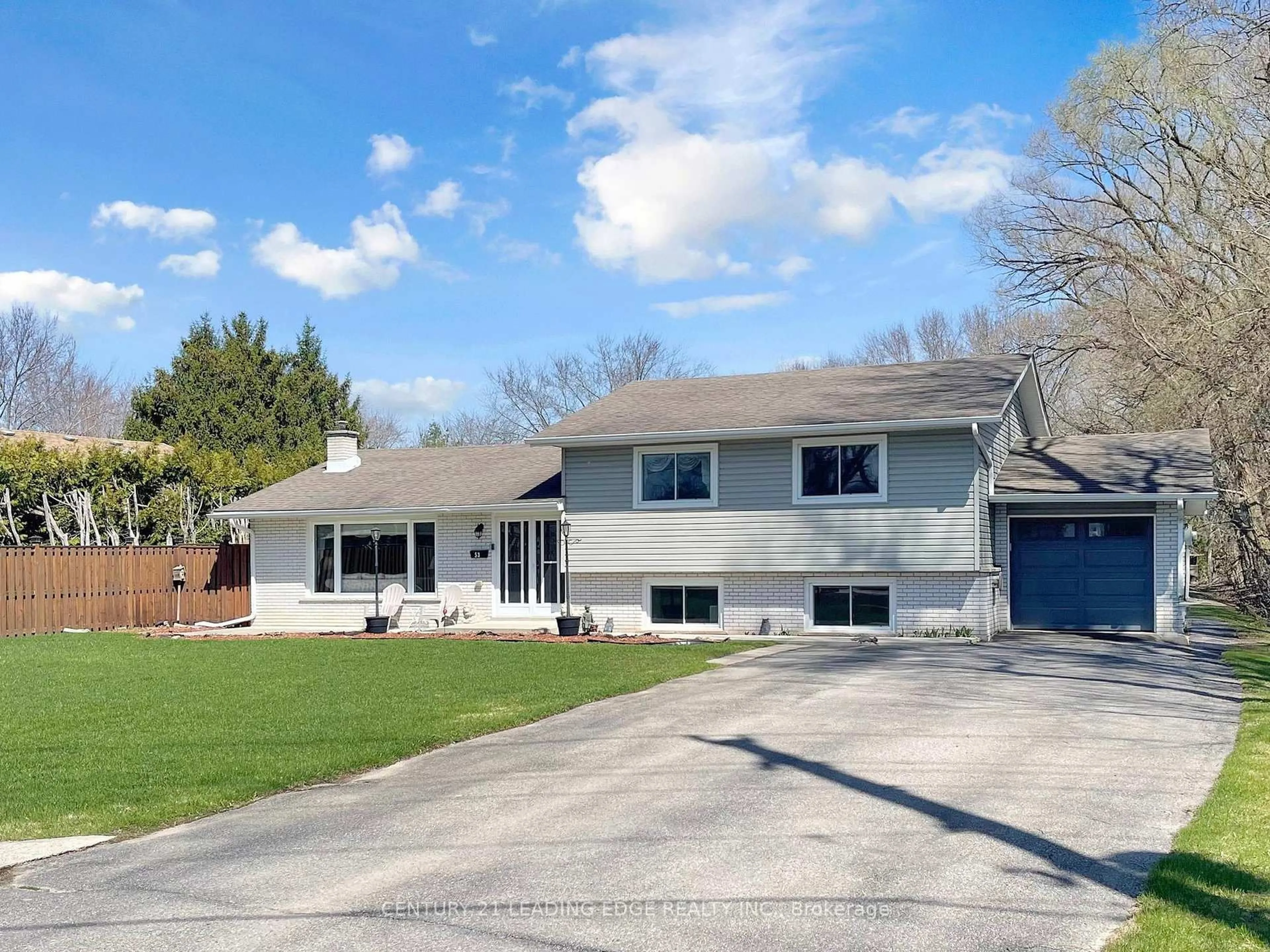 Home with vinyl exterior material, street for 53 Metro Rd, Georgina Ontario L4P 1C1