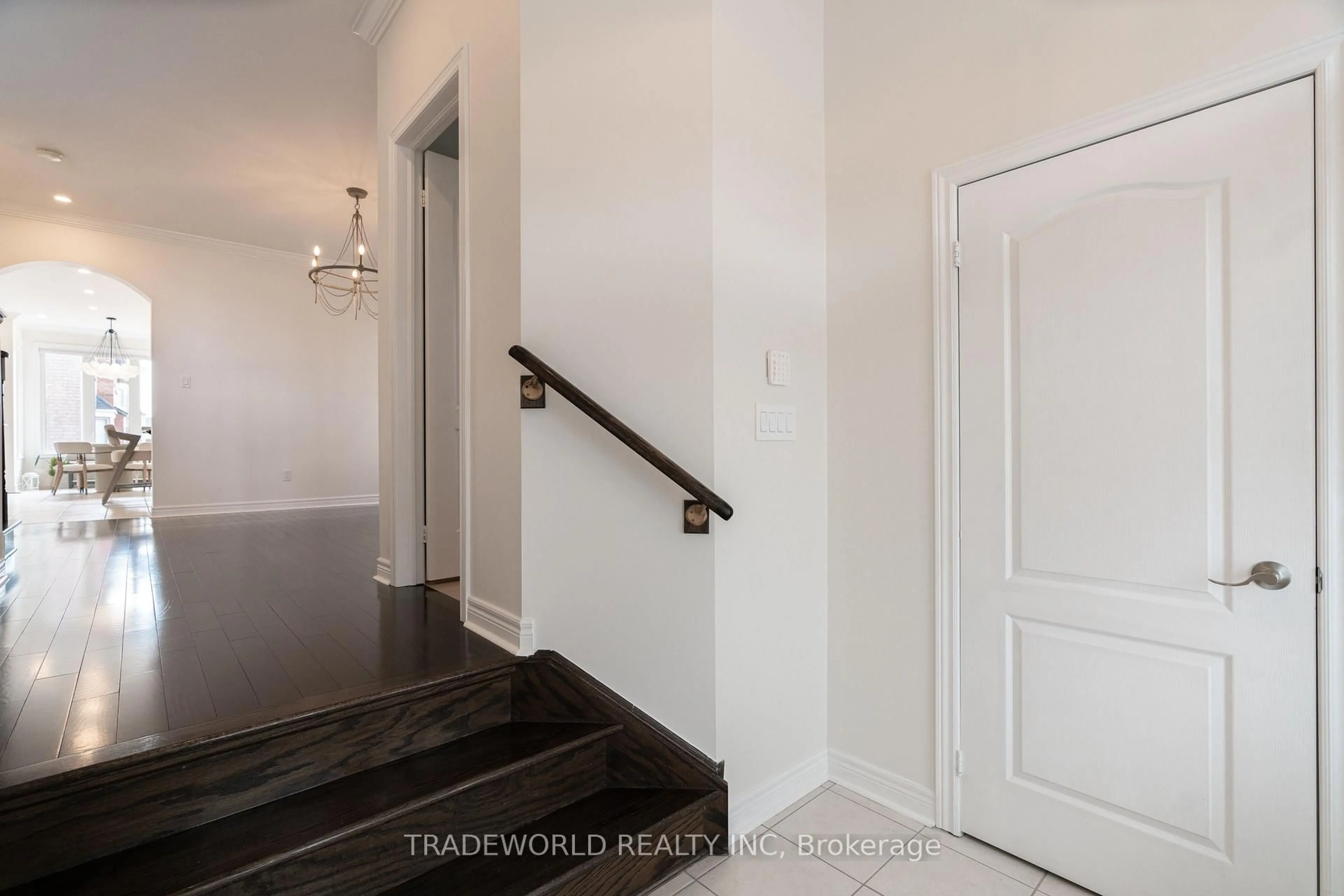 Indoor entryway for 142 Yakefarm Blvd, Whitchurch-Stouffville Ontario L4A 0R8