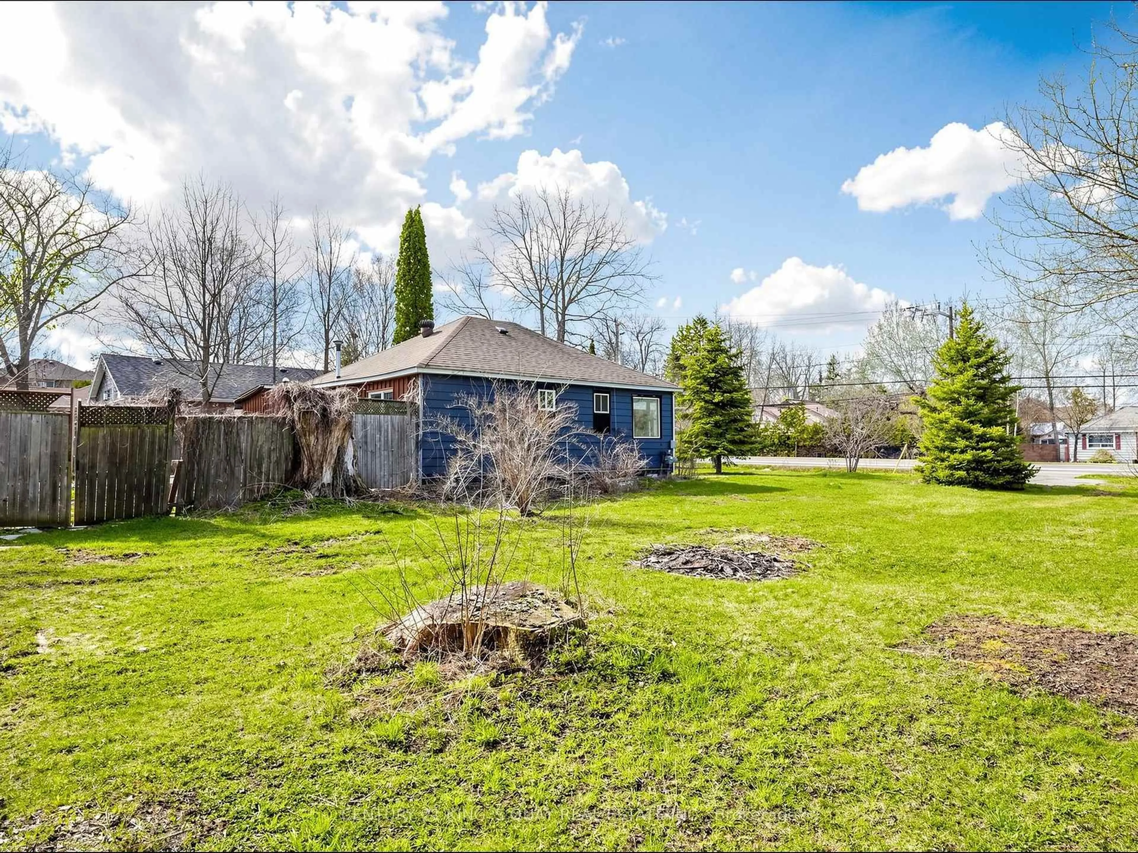 A pic from outside/outdoor area/front of a property/back of a property/a pic from drone, unknown for 1975 Metro Rd, Georgina Ontario L0E 1L0