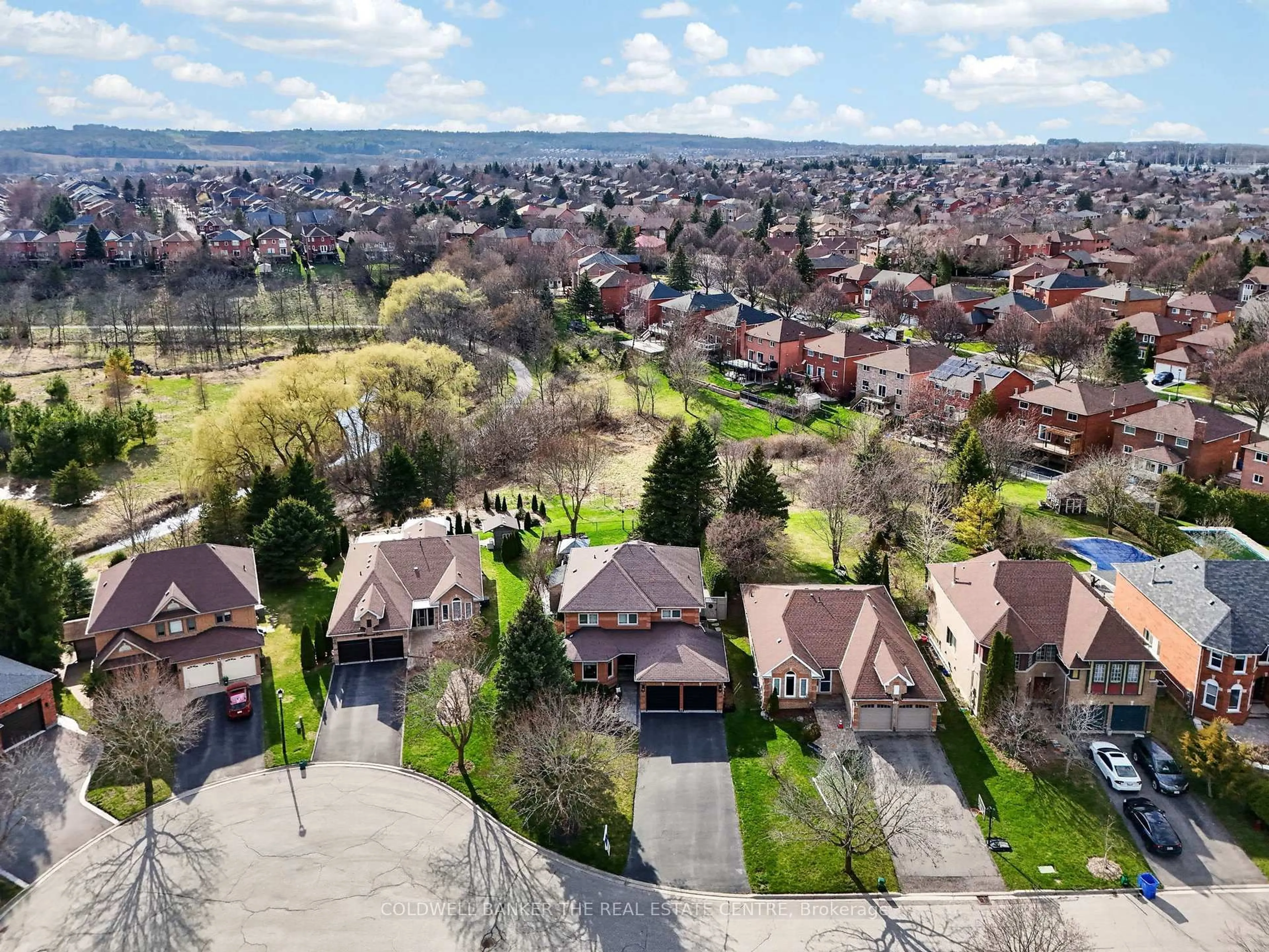 A pic from outside/outdoor area/front of a property/back of a property/a pic from drone, street for 896 Bosworth Crt, Newmarket Ontario L3X 1Z1