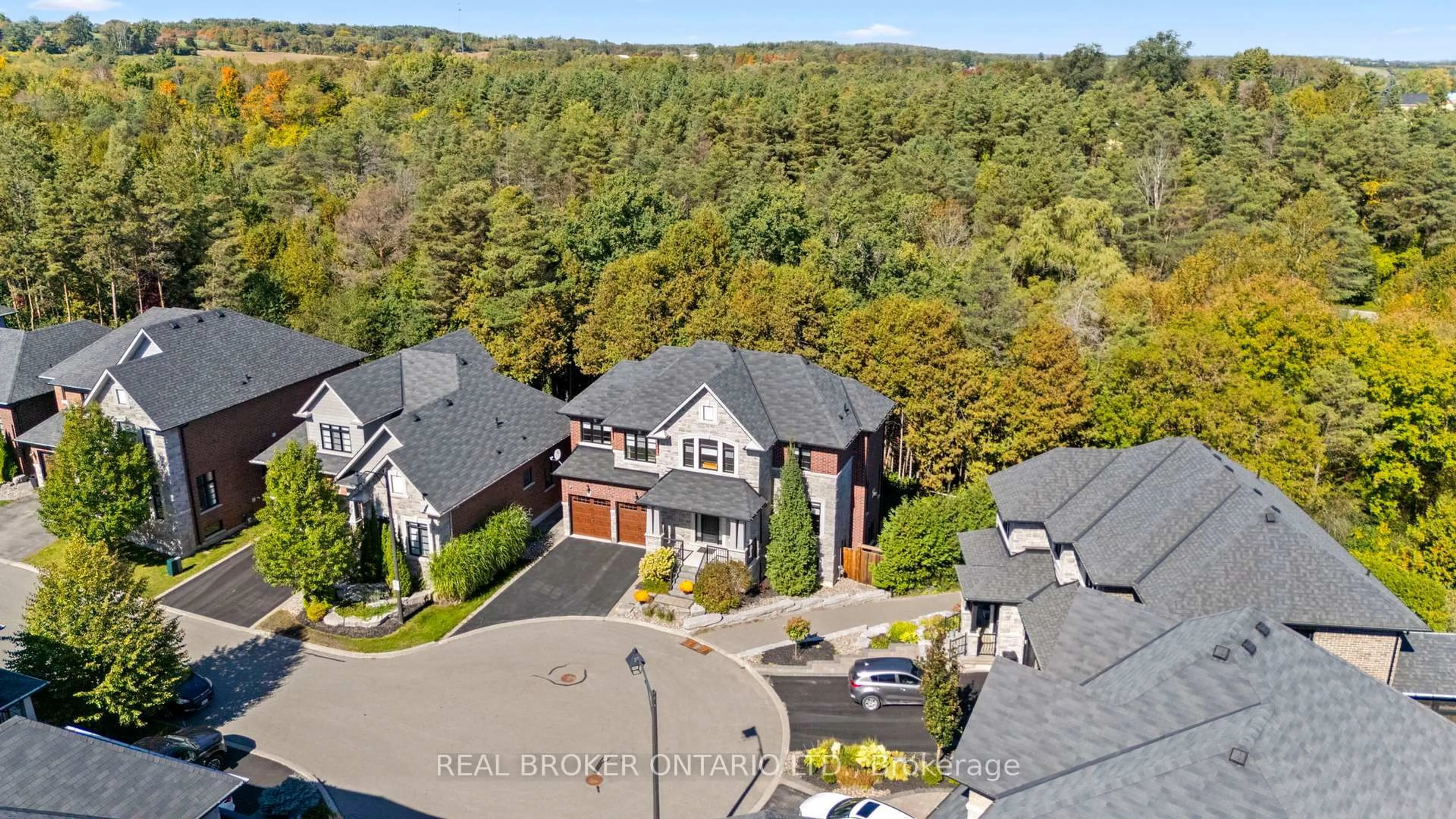 A pic from outside/outdoor area/front of a property/back of a property/a pic from drone, mountain view for 10 Os James Hunt Crt, Uxbridge Ontario L9P 0E3