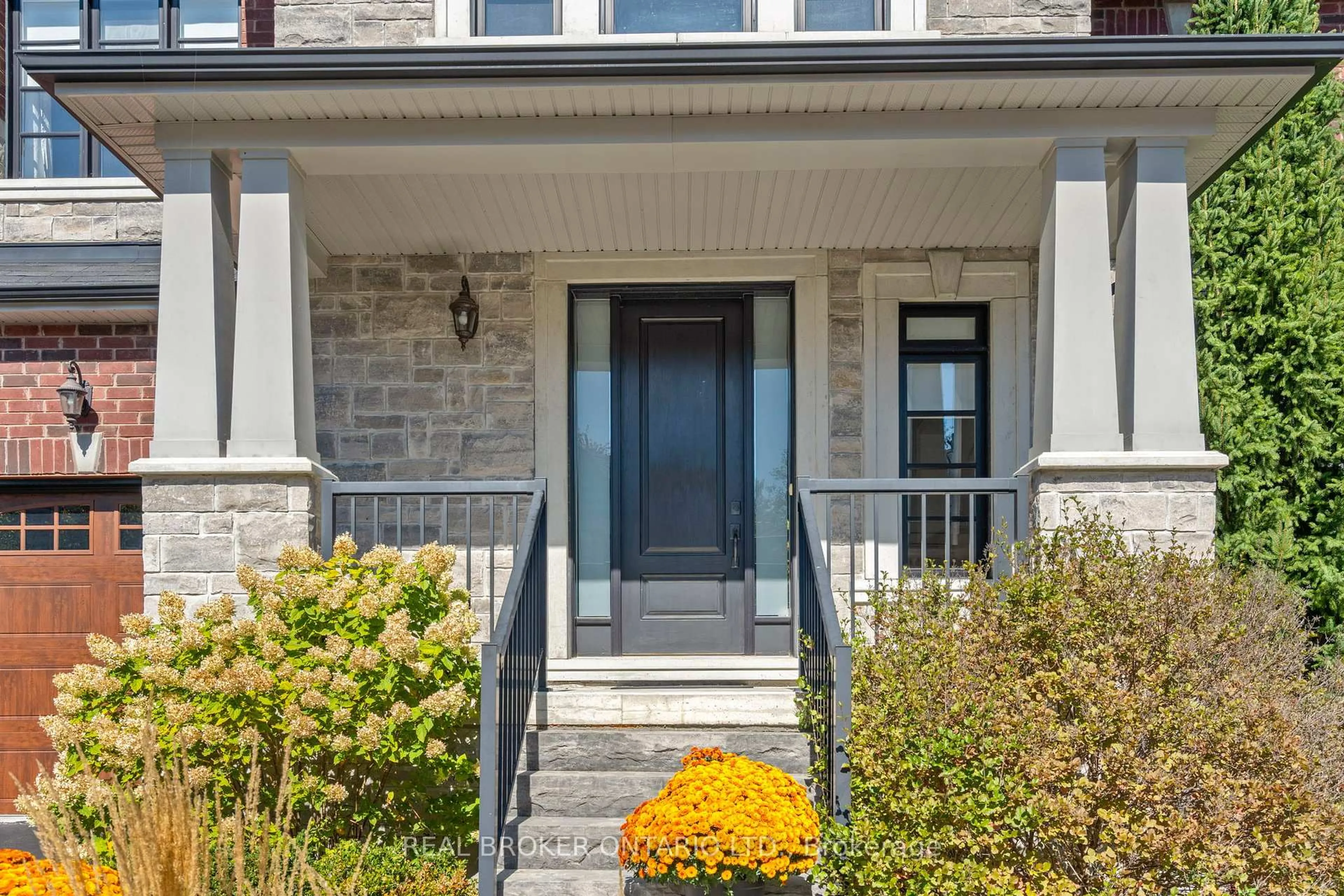 Indoor entryway for 10 Os James Hunt Crt, Uxbridge Ontario L9P 0E3