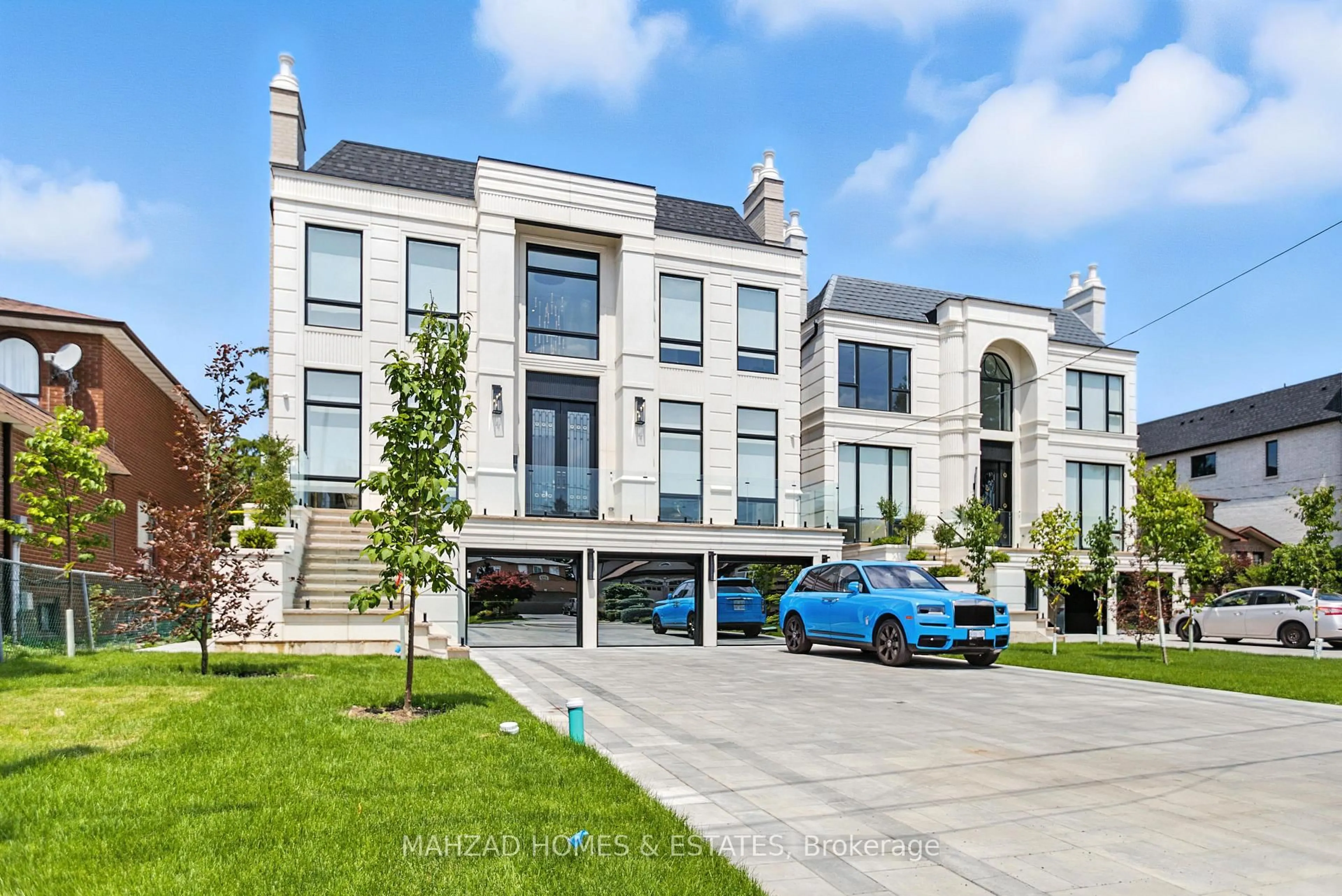 A pic from outside/outdoor area/front of a property/back of a property/a pic from drone, street for 30 B Scott Dr, Richmond Hill Ontario L4C 6V6