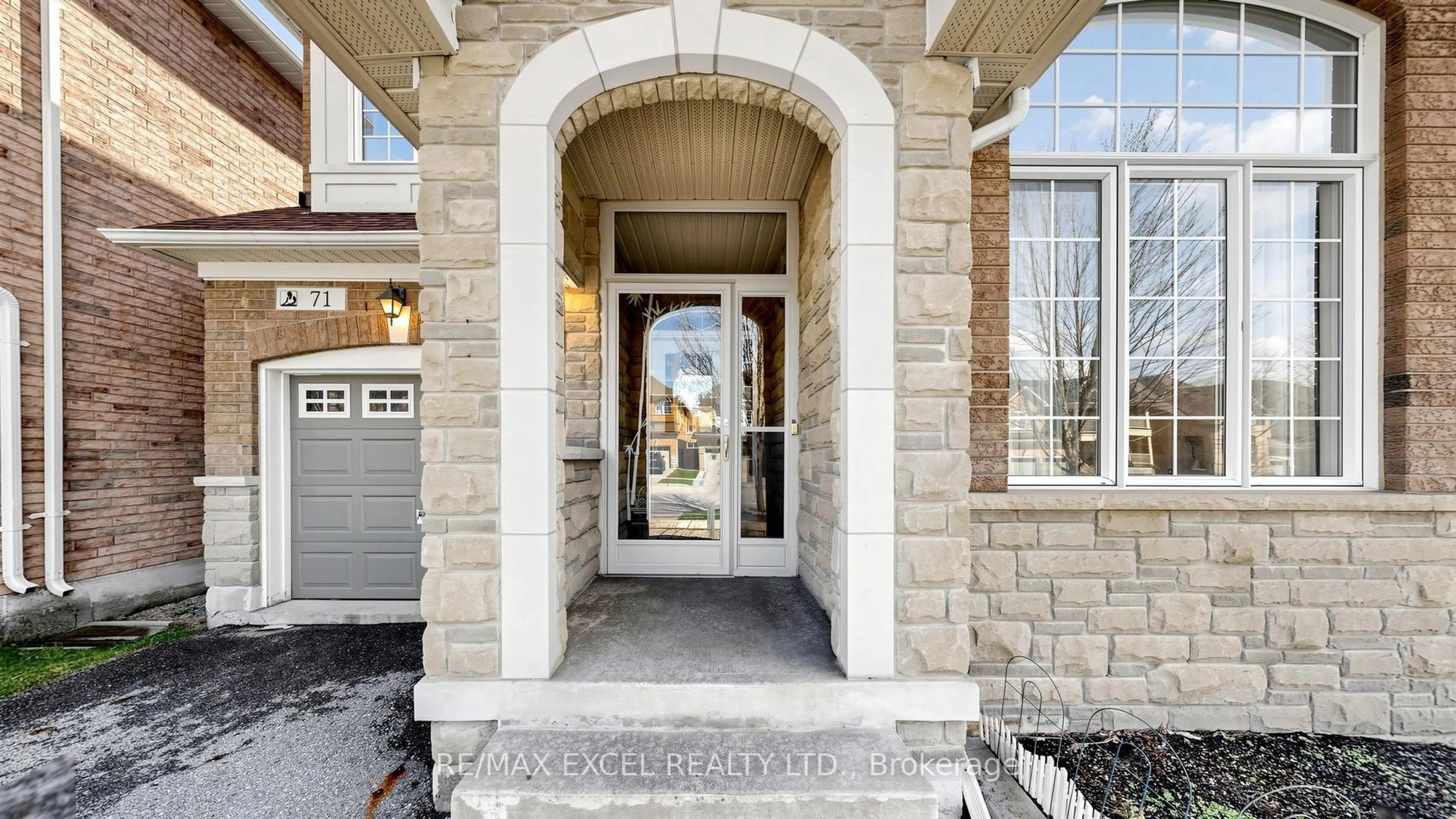 Indoor entryway for 71 Stony Hill Blvd, Markham Ontario L6C 3H6