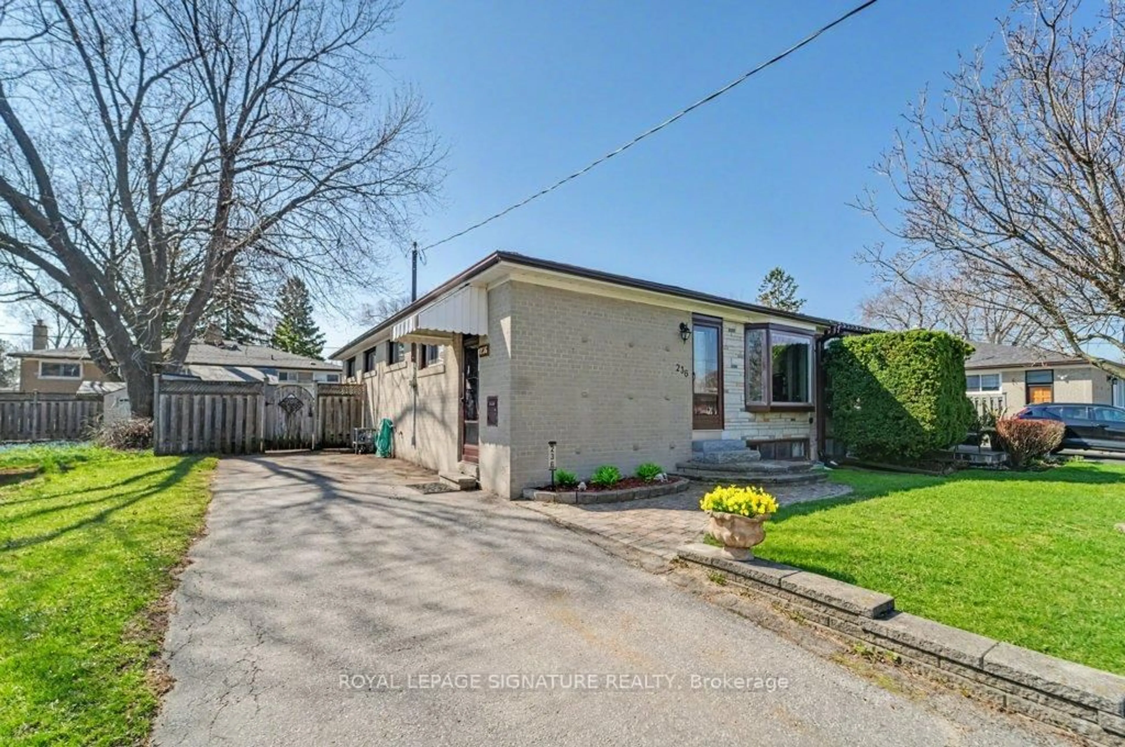 A pic from outside/outdoor area/front of a property/back of a property/a pic from drone, street for 236 Ashlar Rd, Richmond Hill Ontario L4C 2W6