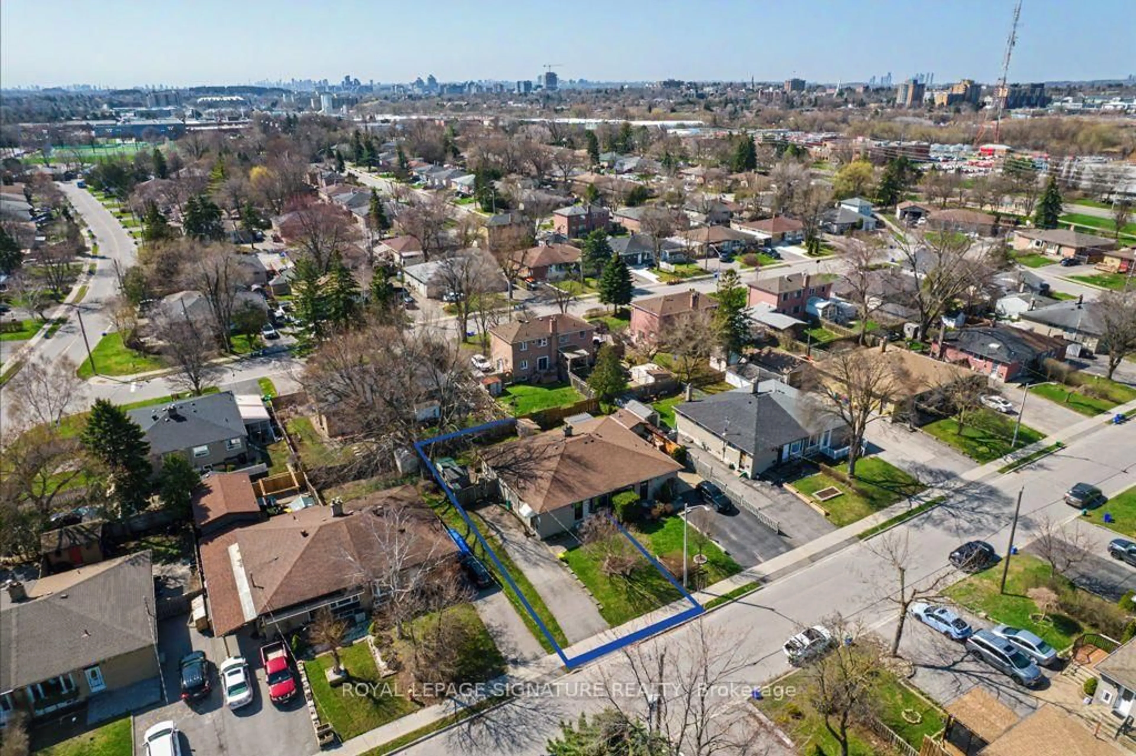 A pic from outside/outdoor area/front of a property/back of a property/a pic from drone, street for 236 Ashlar Rd, Richmond Hill Ontario L4C 2W6