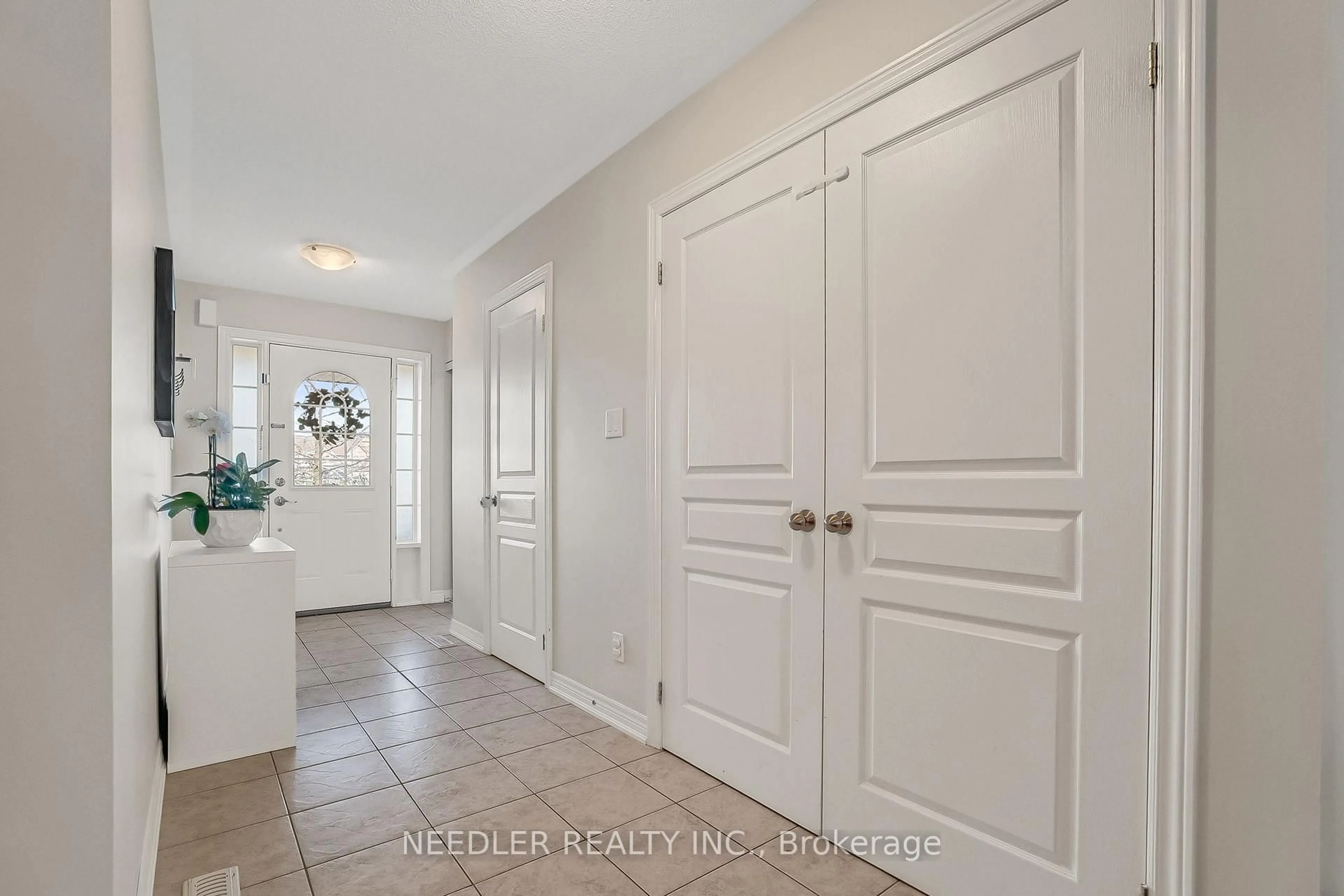 Indoor entryway for 36 Wyndham Circ, Georgina Ontario L0E 1R0