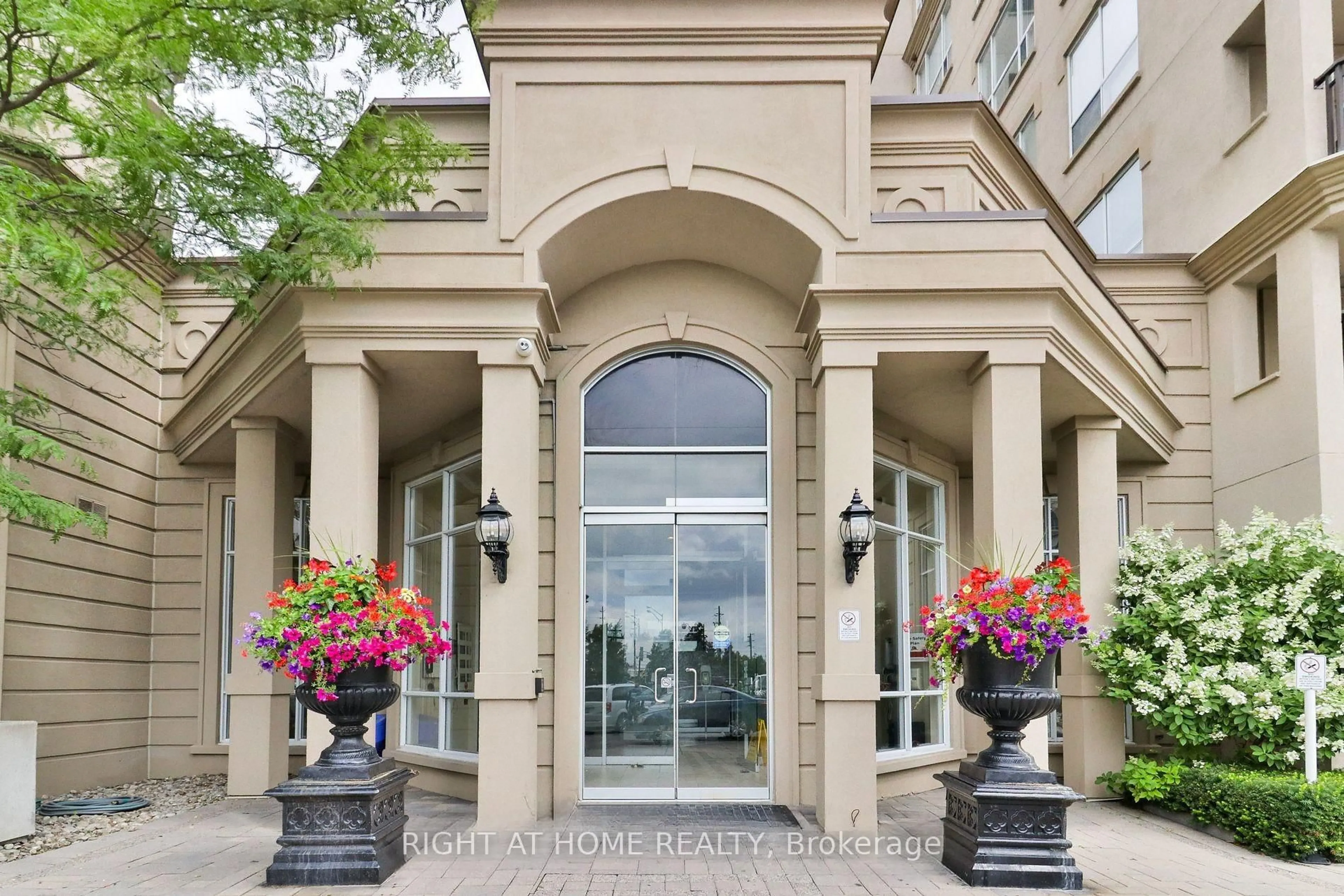 Indoor entryway for 8 Maison Parc Crt #305, Vaughan Ontario L4J 9K5