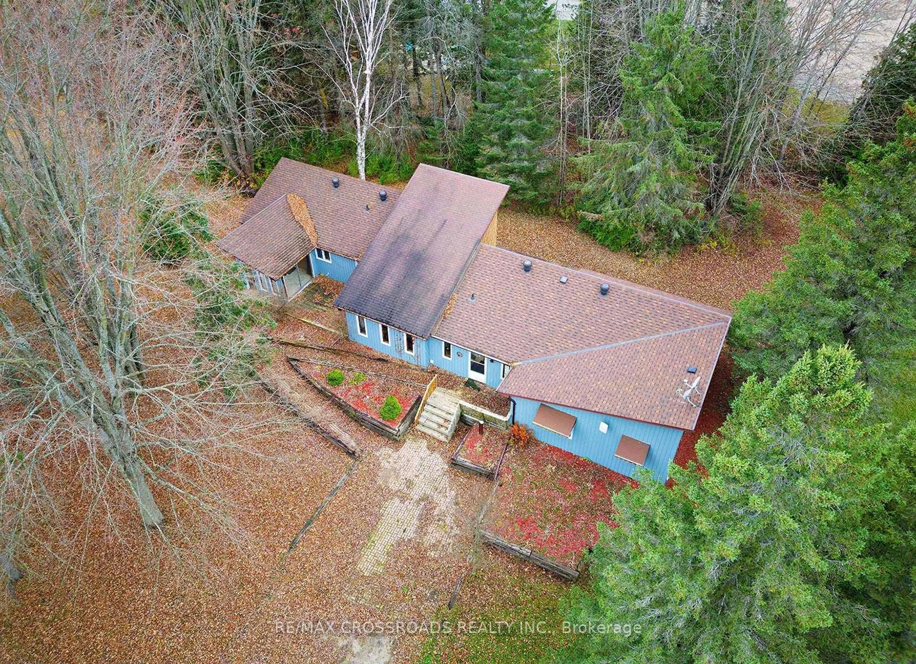 A pic from outside/outdoor area/front of a property/back of a property/a pic from drone, forest/trees view for 2726 9th Line, Innisfil Ontario L9S 3Z8