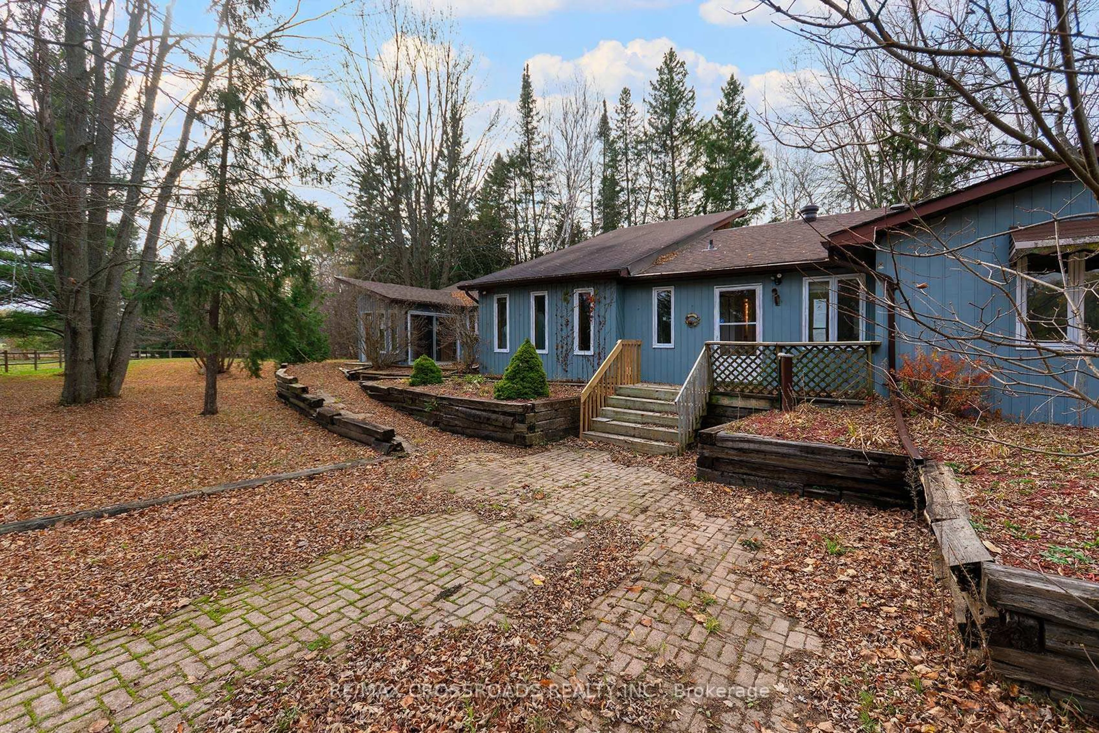 A pic from outside/outdoor area/front of a property/back of a property/a pic from drone, unknown for 2726 9th Line, Innisfil Ontario L9S 3Z8