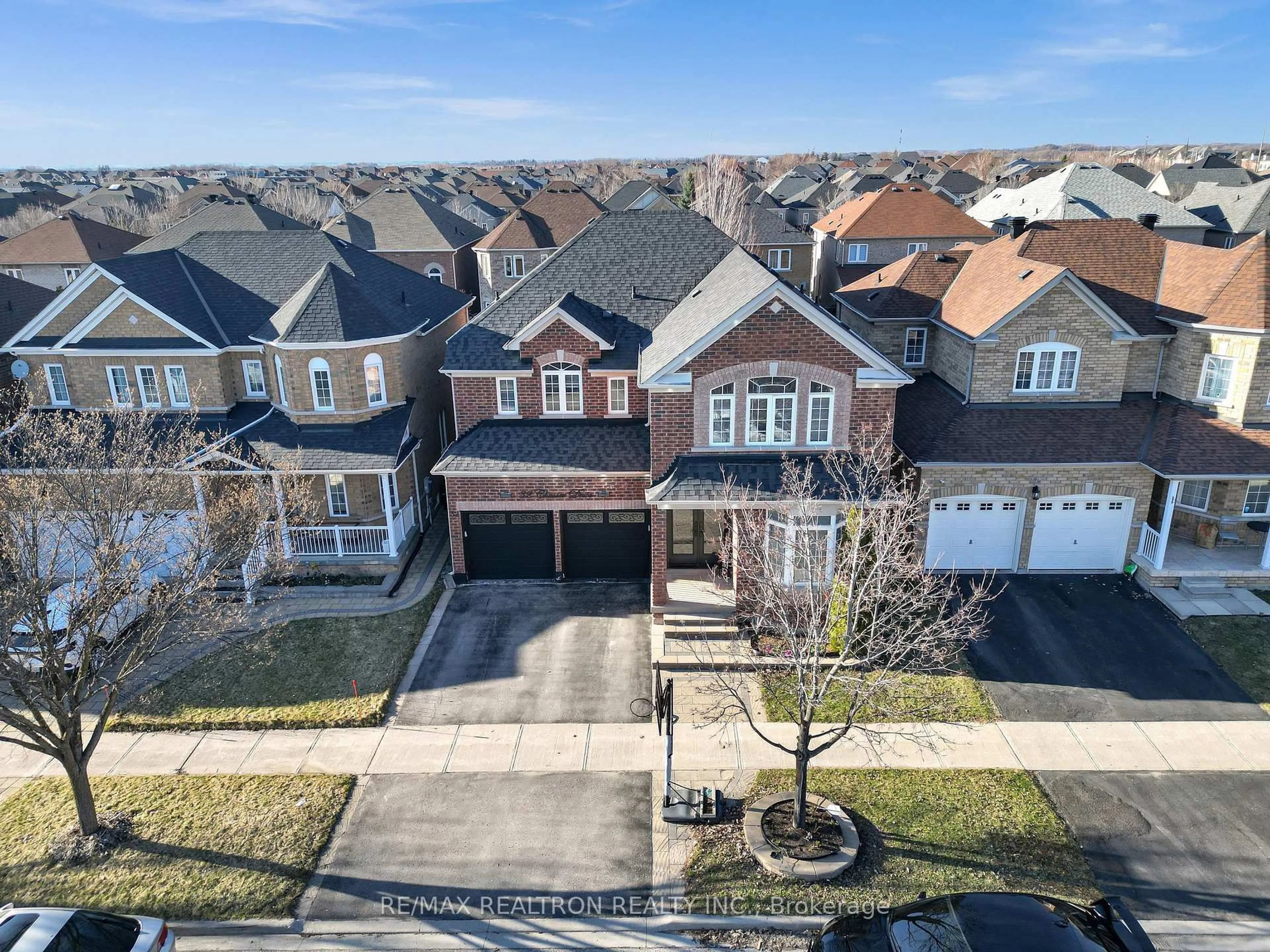 A pic from outside/outdoor area/front of a property/back of a property/a pic from drone, street for 32 Chasser Dr, Markham Ontario L6E 1S6