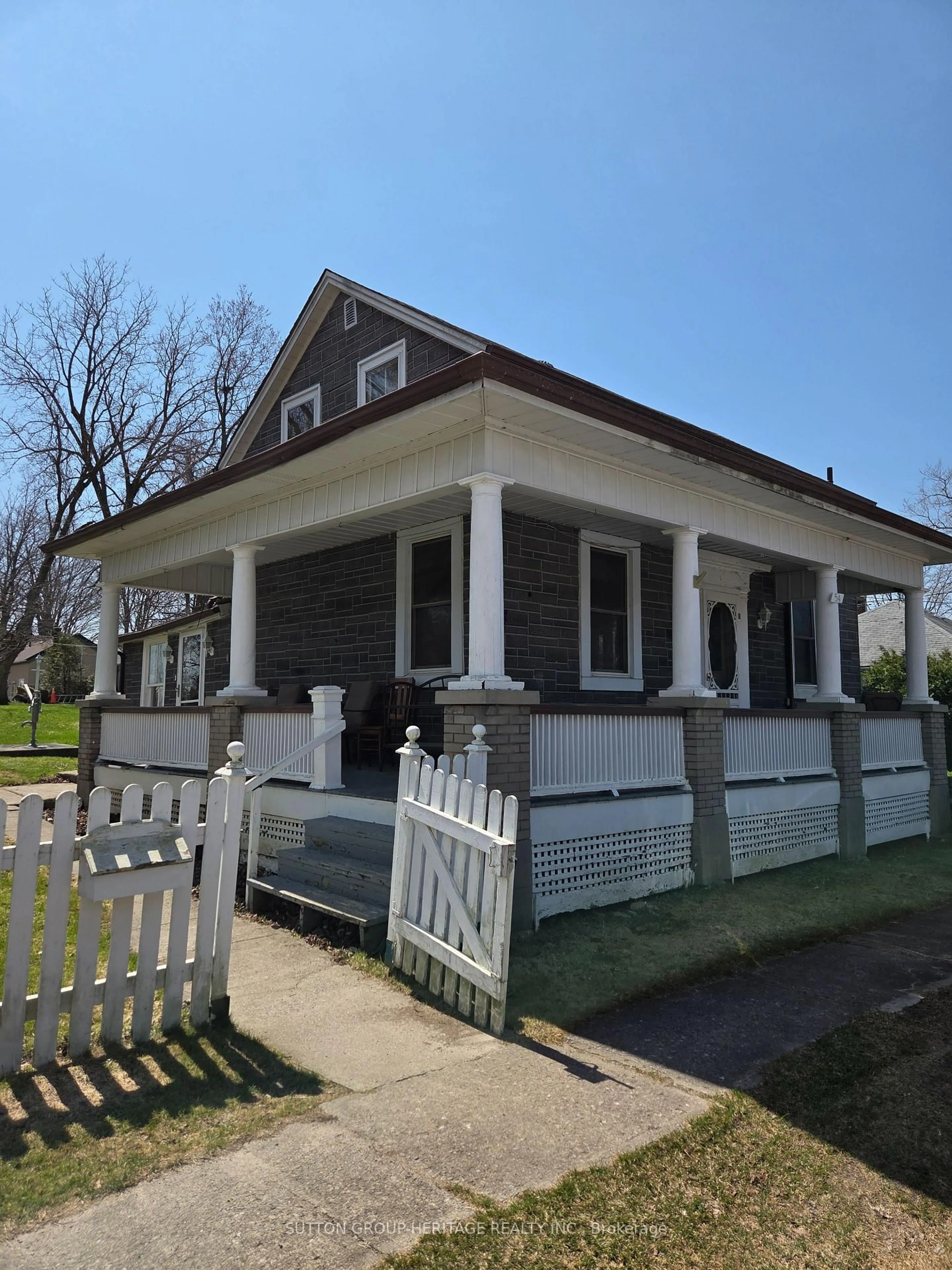 Home with vinyl exterior material, street for 54 Munro St, Brock Ontario L0E 1E0