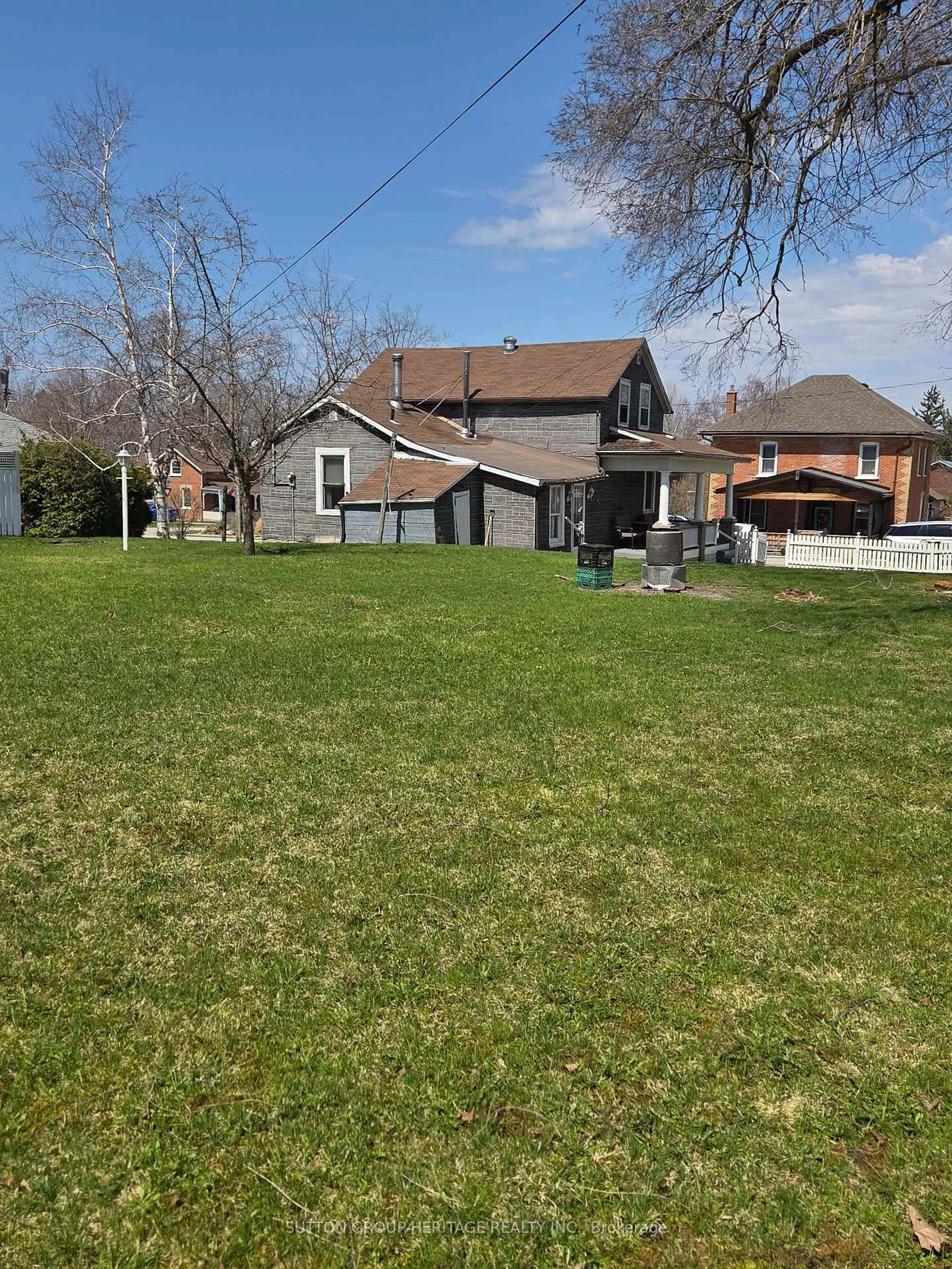 A pic from outside/outdoor area/front of a property/back of a property/a pic from drone, street for 54 Munro St, Brock Ontario L0E 1E0
