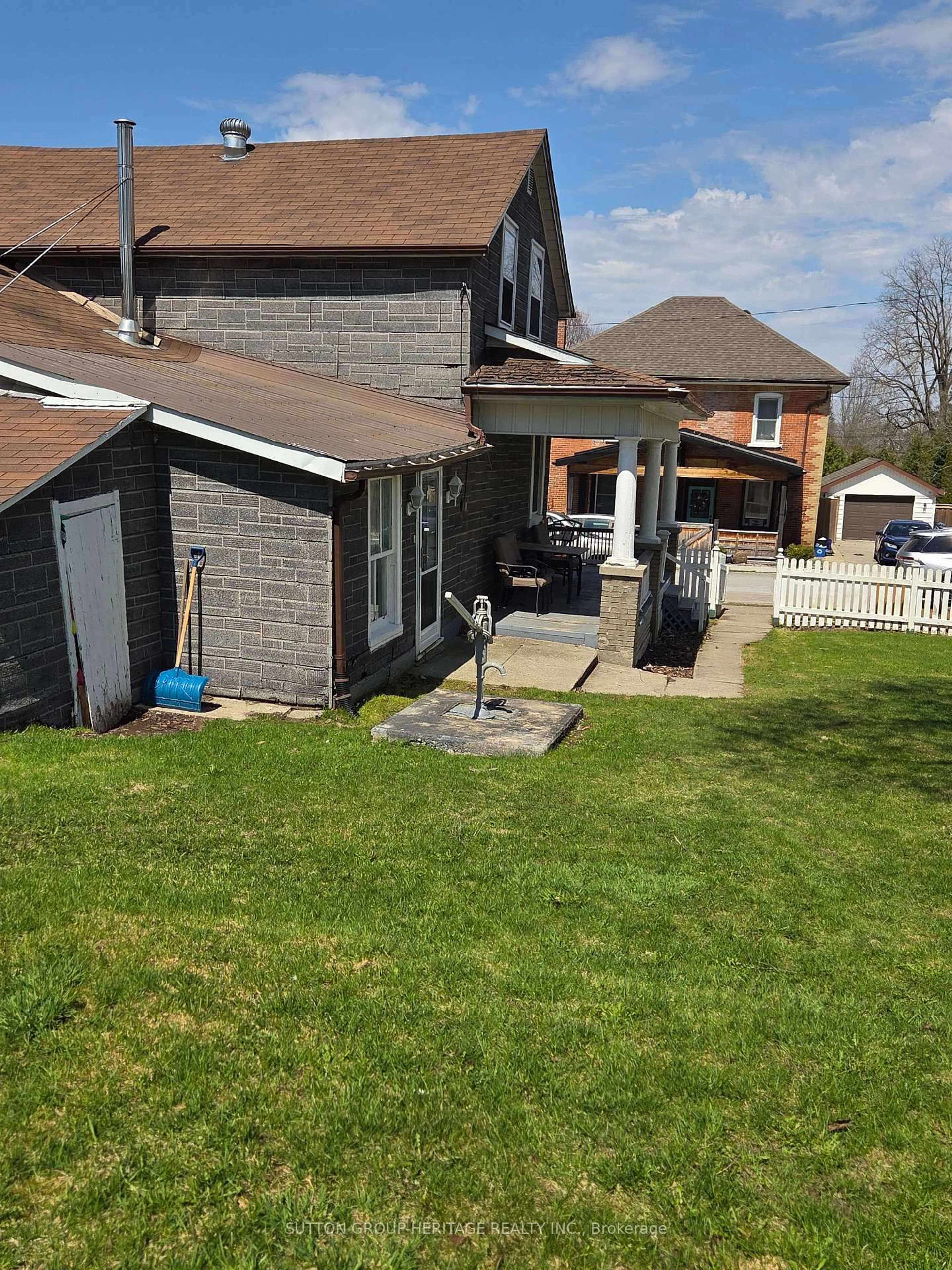 A pic from outside/outdoor area/front of a property/back of a property/a pic from drone, street for 54 Munro St, Brock Ontario L0E 1E0