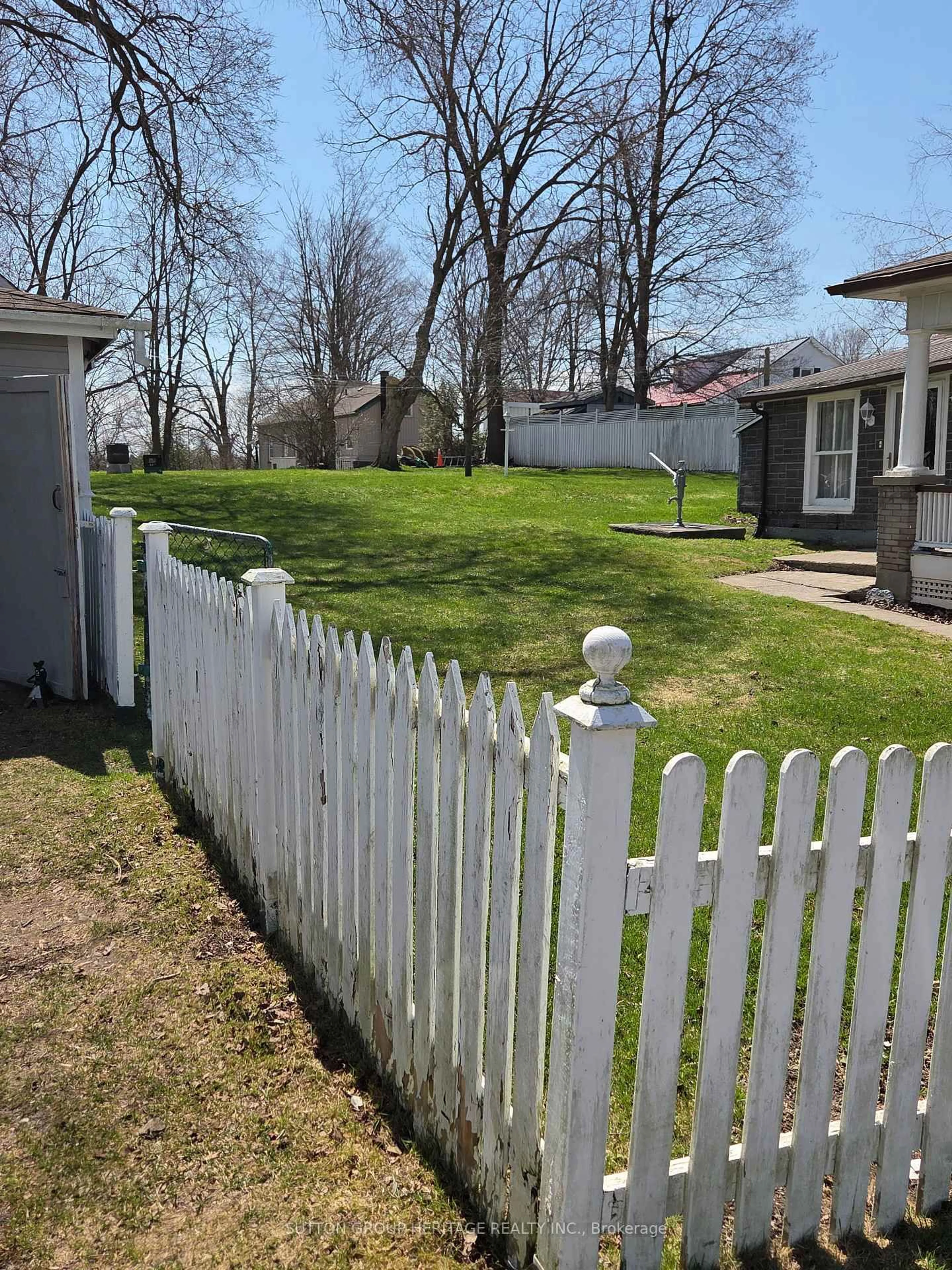 A pic from outside/outdoor area/front of a property/back of a property/a pic from drone, street for 54 Munro St, Brock Ontario L0E 1E0
