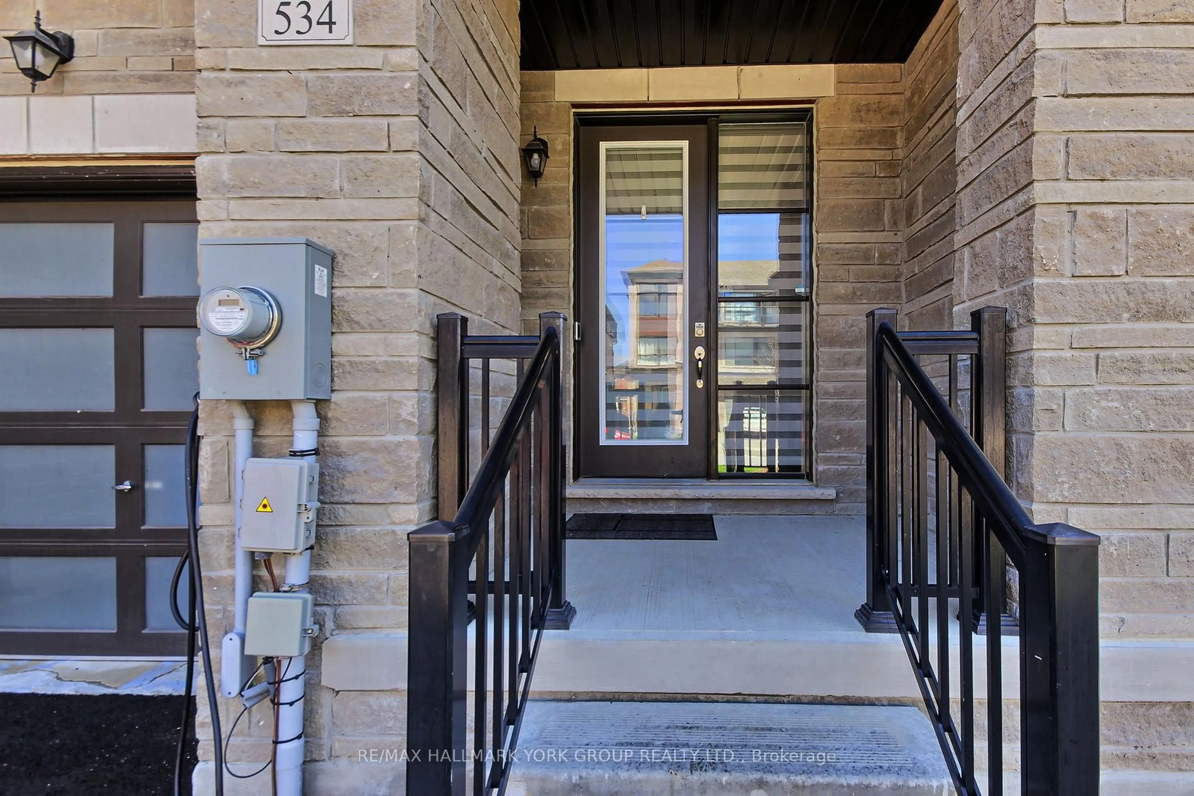 Indoor entryway for 534 New England Crt, Newmarket Ontario L3X 0M6