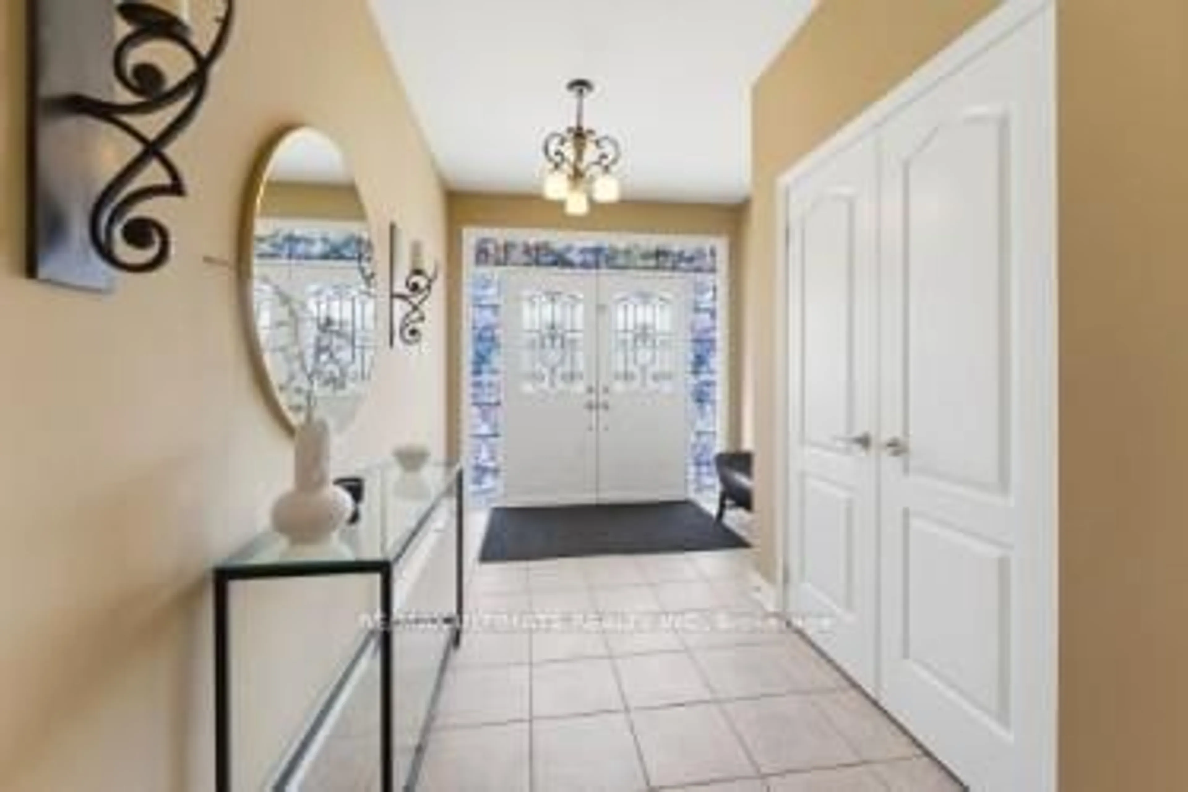 Indoor entryway for 445 Woodspring Ave, Newmarket Ontario L3X 3L1