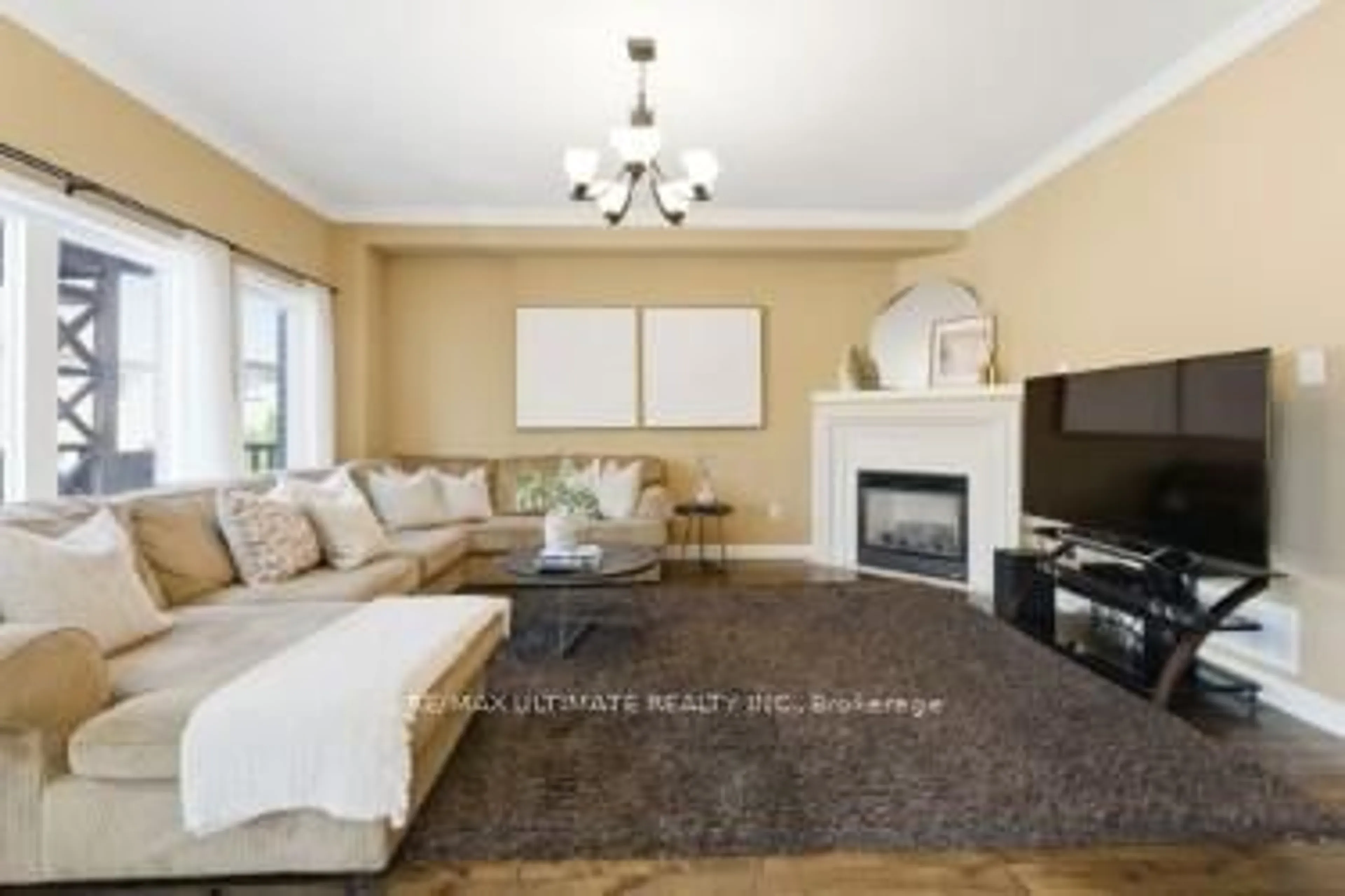 Living room with furniture, unknown for 445 Woodspring Ave, Newmarket Ontario L3X 3L1