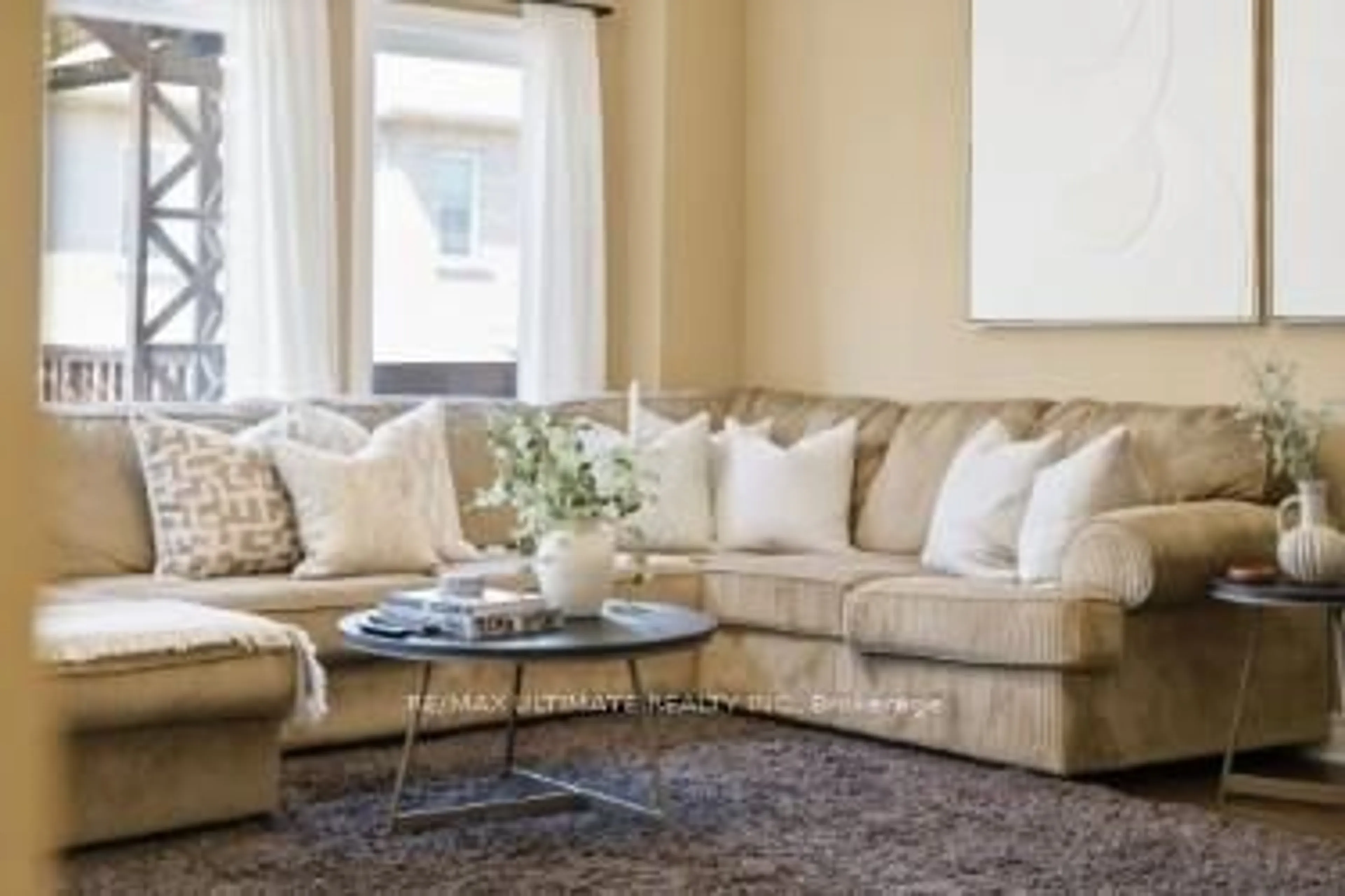 Living room with furniture, carpet floor for 445 Woodspring Ave, Newmarket Ontario L3X 3L1