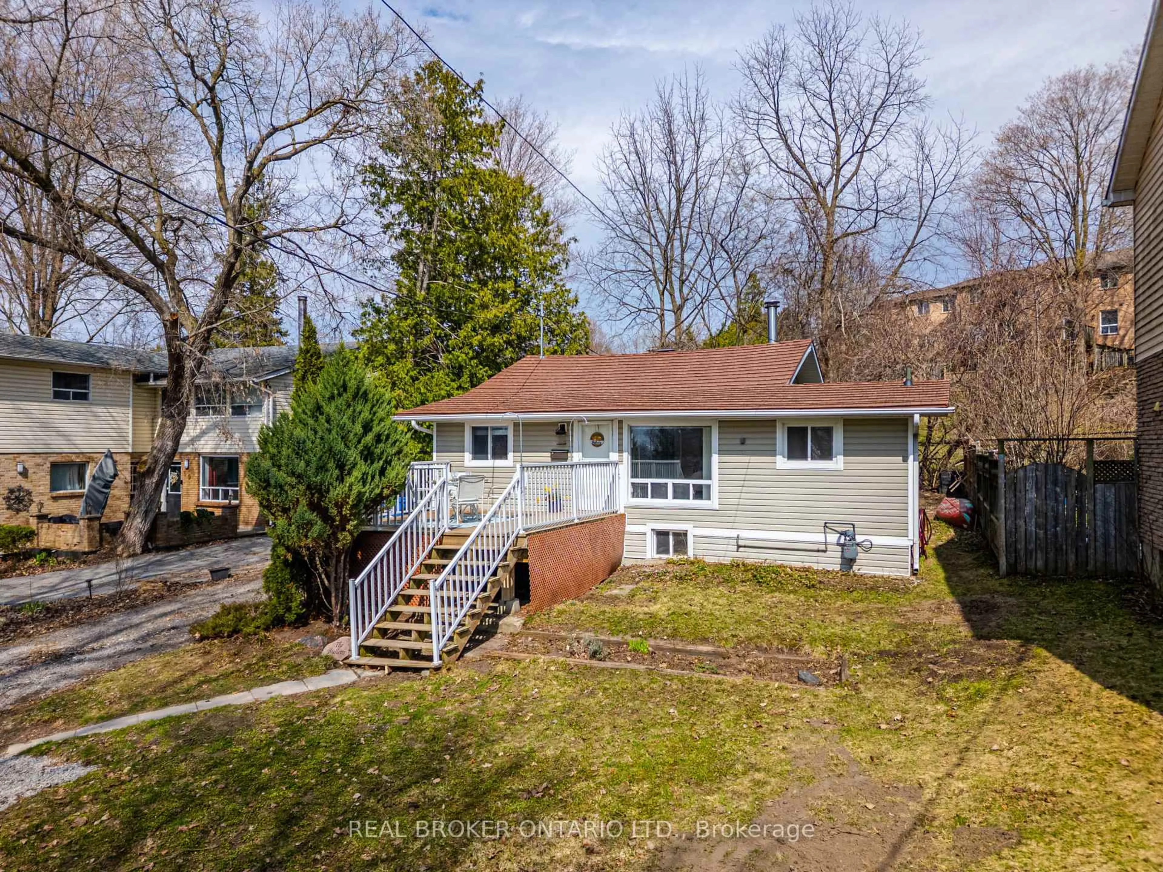 A pic from outside/outdoor area/front of a property/back of a property/a pic from drone, street for 37 Pineway Ave, Georgina Ontario L4P 1X7