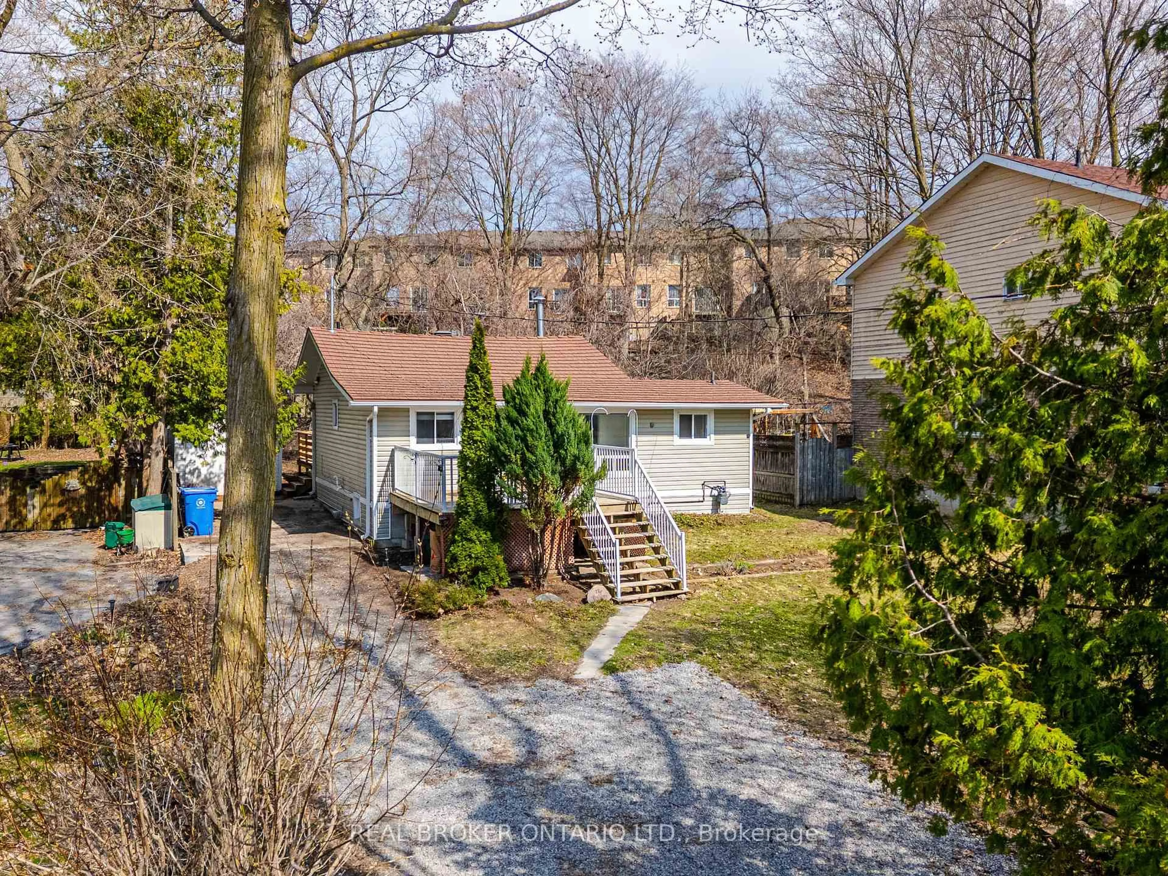 A pic from outside/outdoor area/front of a property/back of a property/a pic from drone, street for 37 Pineway Ave, Georgina Ontario L4P 1X7