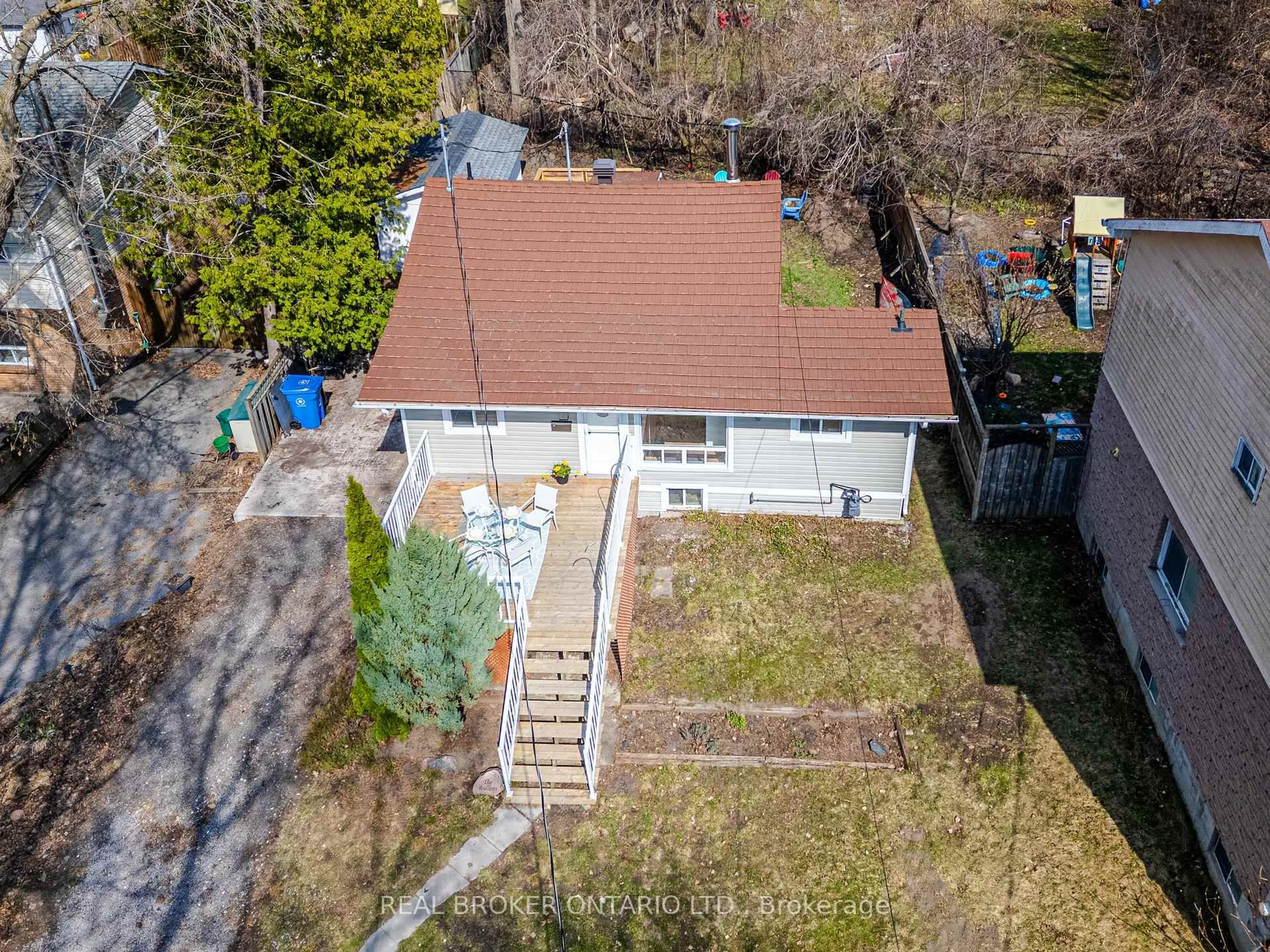 A pic from outside/outdoor area/front of a property/back of a property/a pic from drone, street for 37 Pineway Ave, Georgina Ontario L4P 1X7