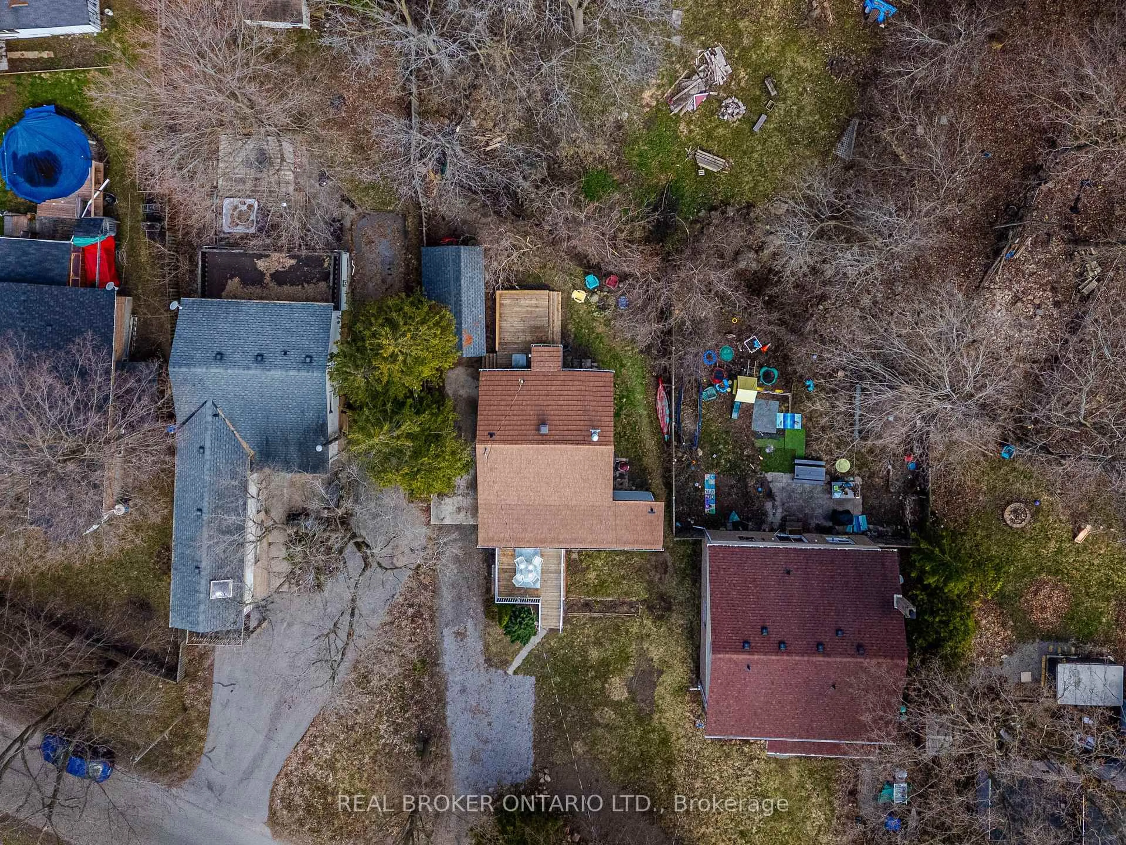 A pic from outside/outdoor area/front of a property/back of a property/a pic from drone, street for 37 Pineway Ave, Georgina Ontario L4P 1X7