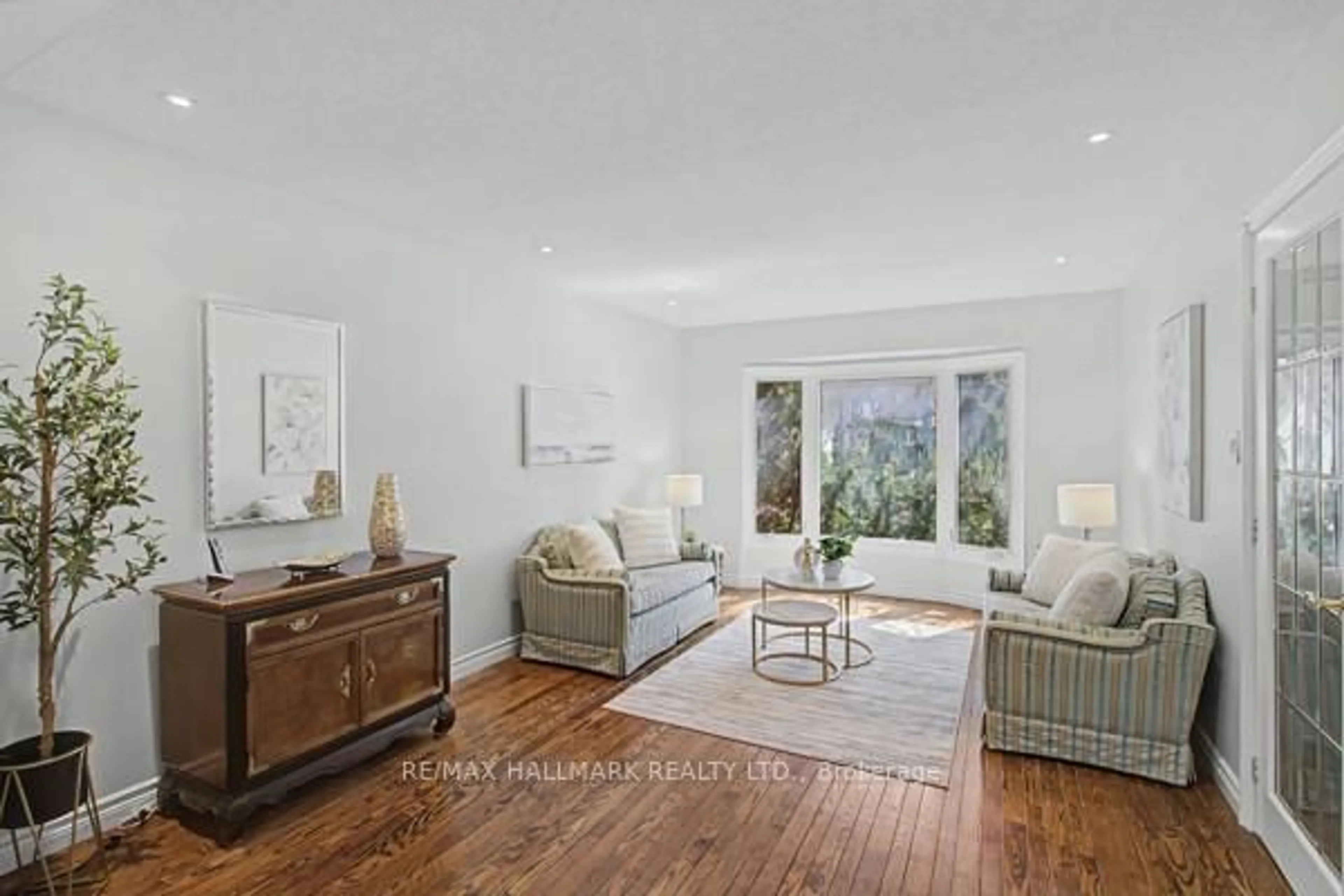 Living room with furniture, unknown for 10 Haskell Cres, Aurora Ontario L4G 5T5