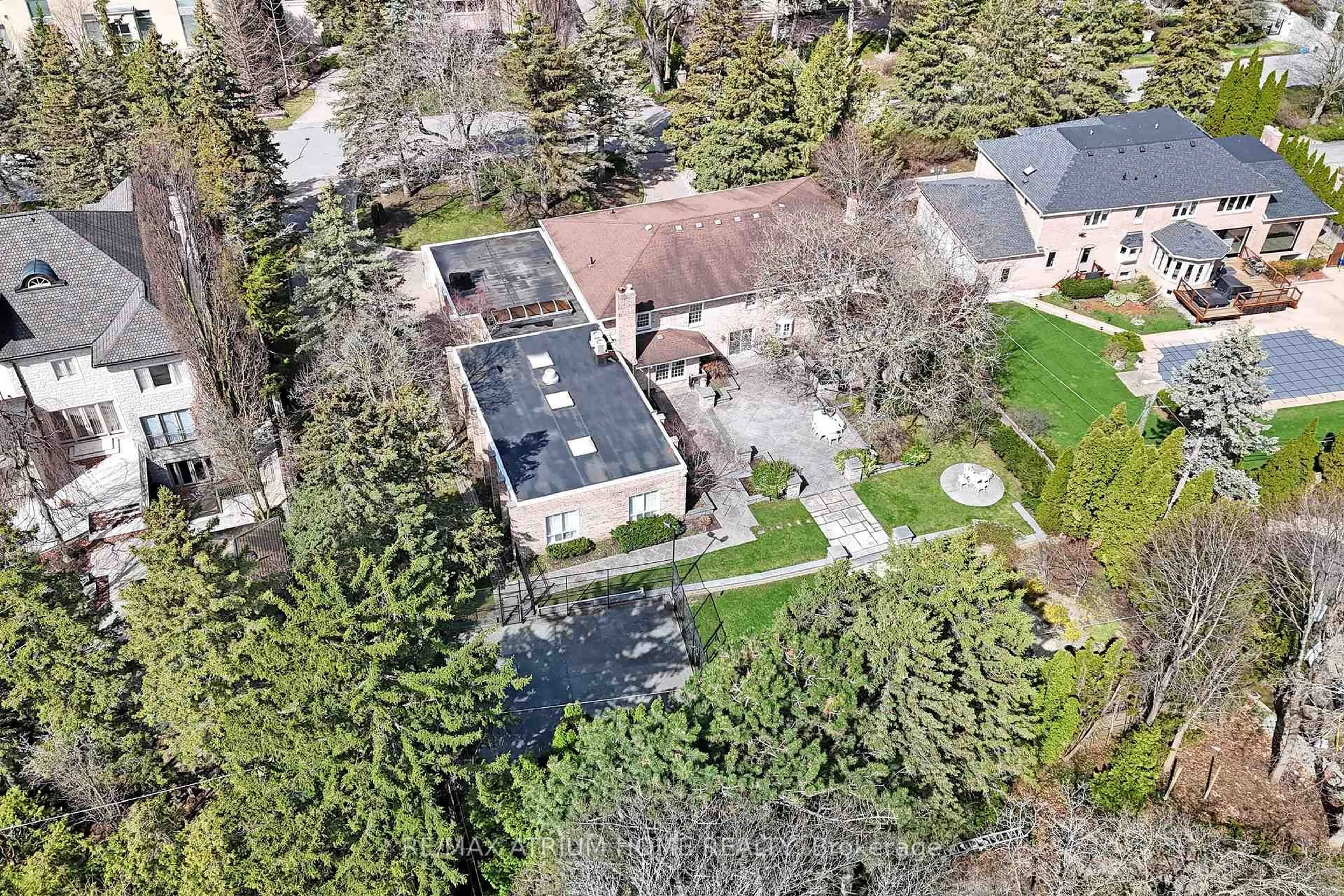 A pic from outside/outdoor area/front of a property/back of a property/a pic from drone, street for 19 Limcombe Dr, Markham Ontario L3T 2V6