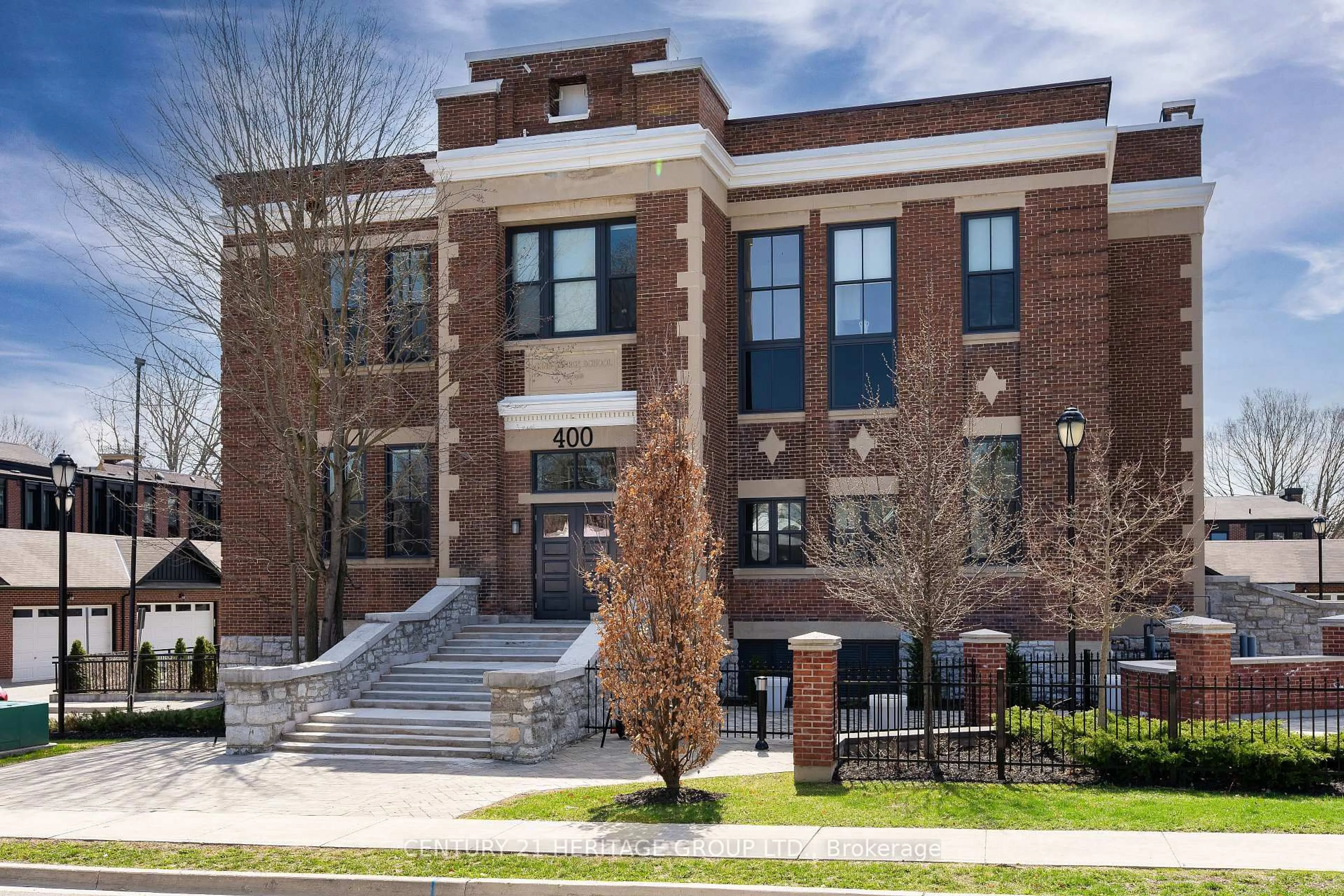 Home with brick exterior material, building for 400 Park Ave #304, Newmarket Ontario L3Y 1V8