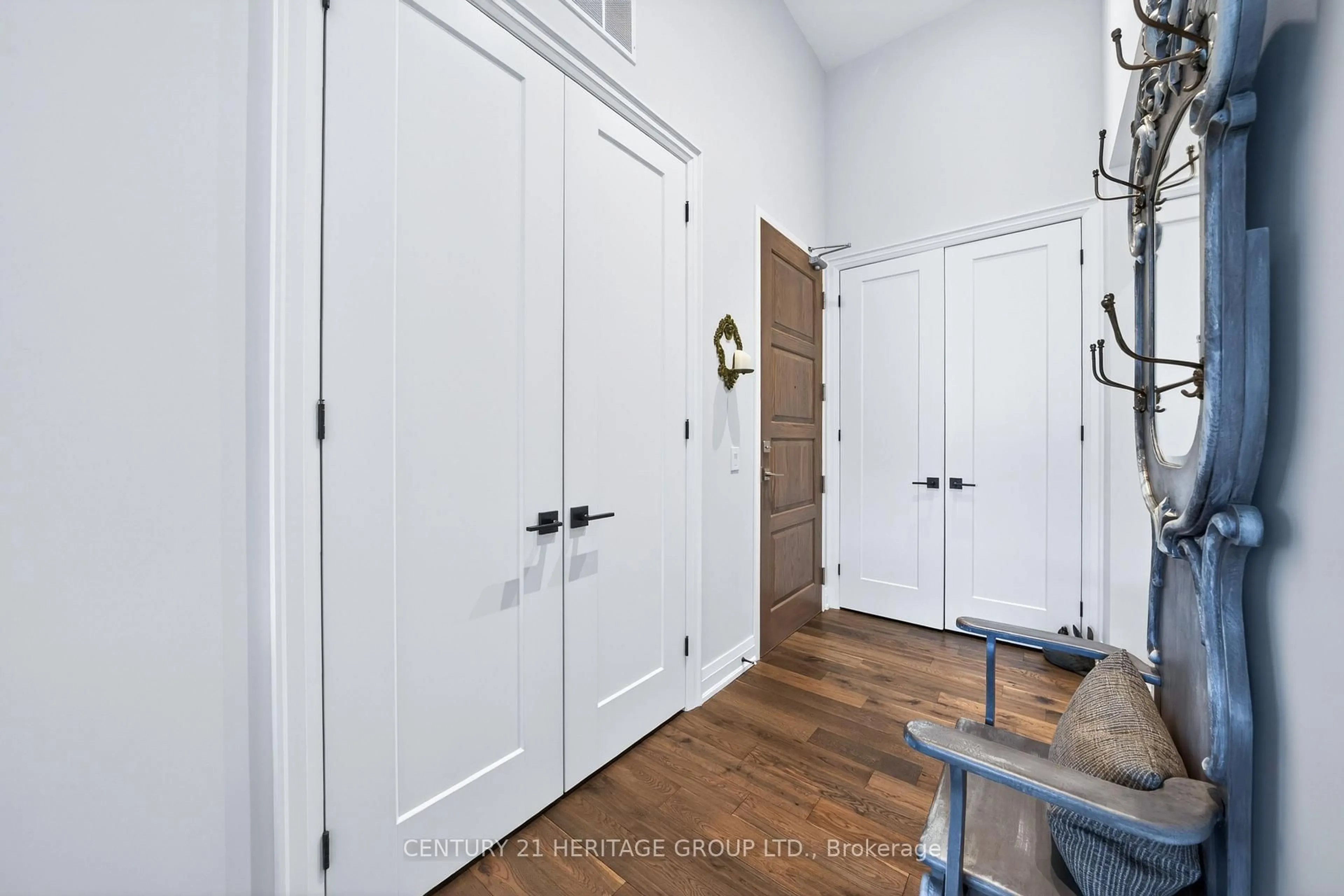 Indoor entryway for 400 Park Ave #304, Newmarket Ontario L3Y 1V8