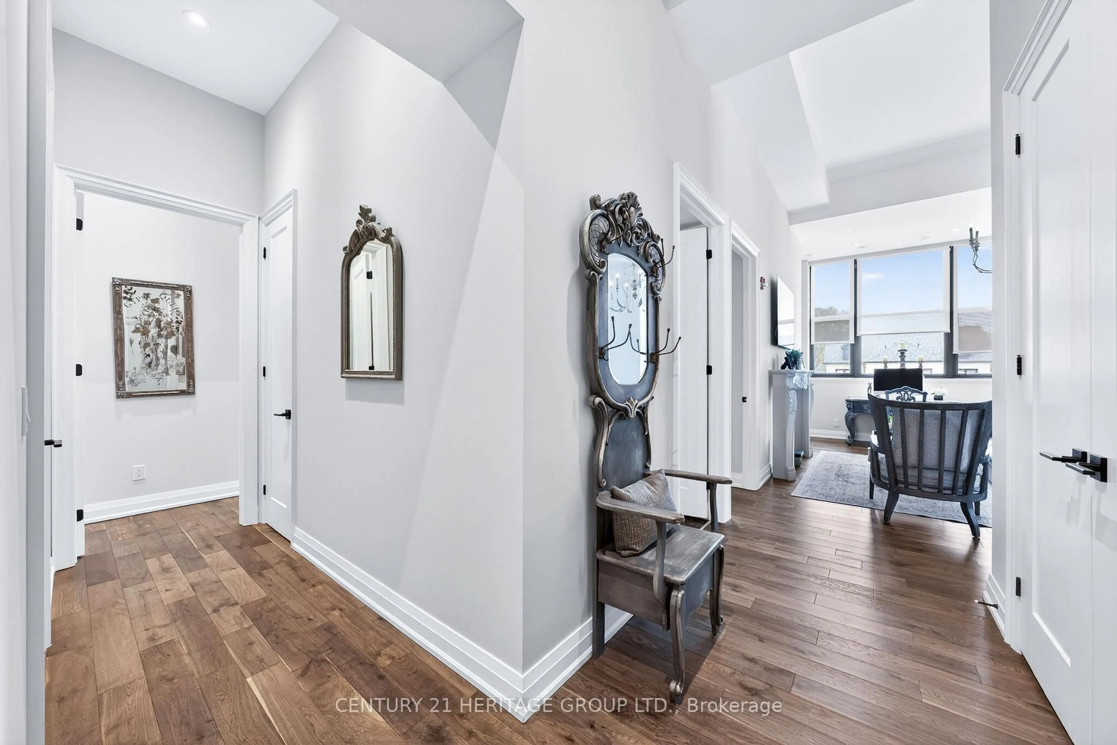 Indoor entryway for 400 Park Ave #304, Newmarket Ontario L3Y 1V8