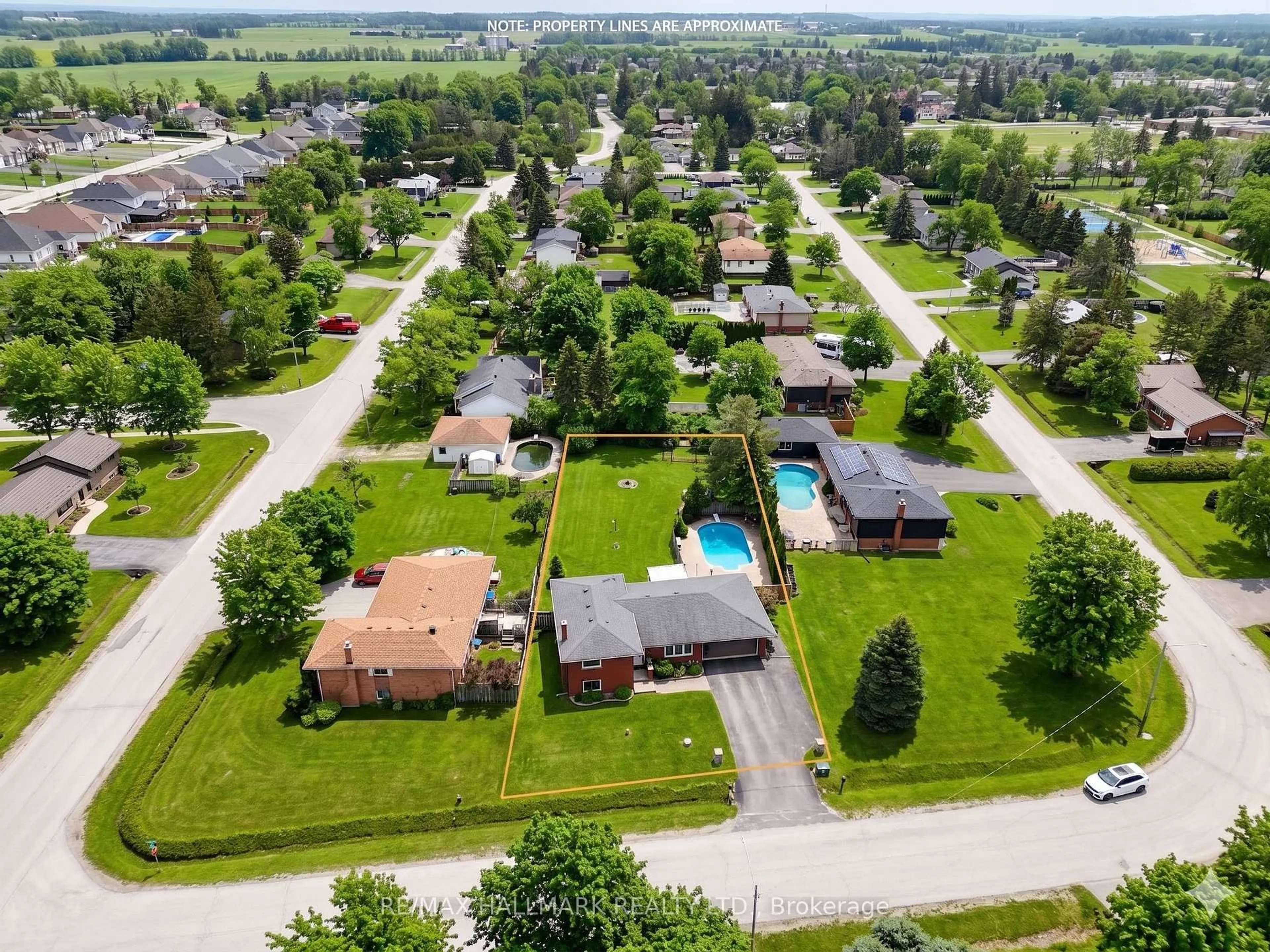 A pic from outside/outdoor area/front of a property/back of a property/a pic from drone, street for 215 Parkside Cres, Innisfil Ontario L9S 1G2