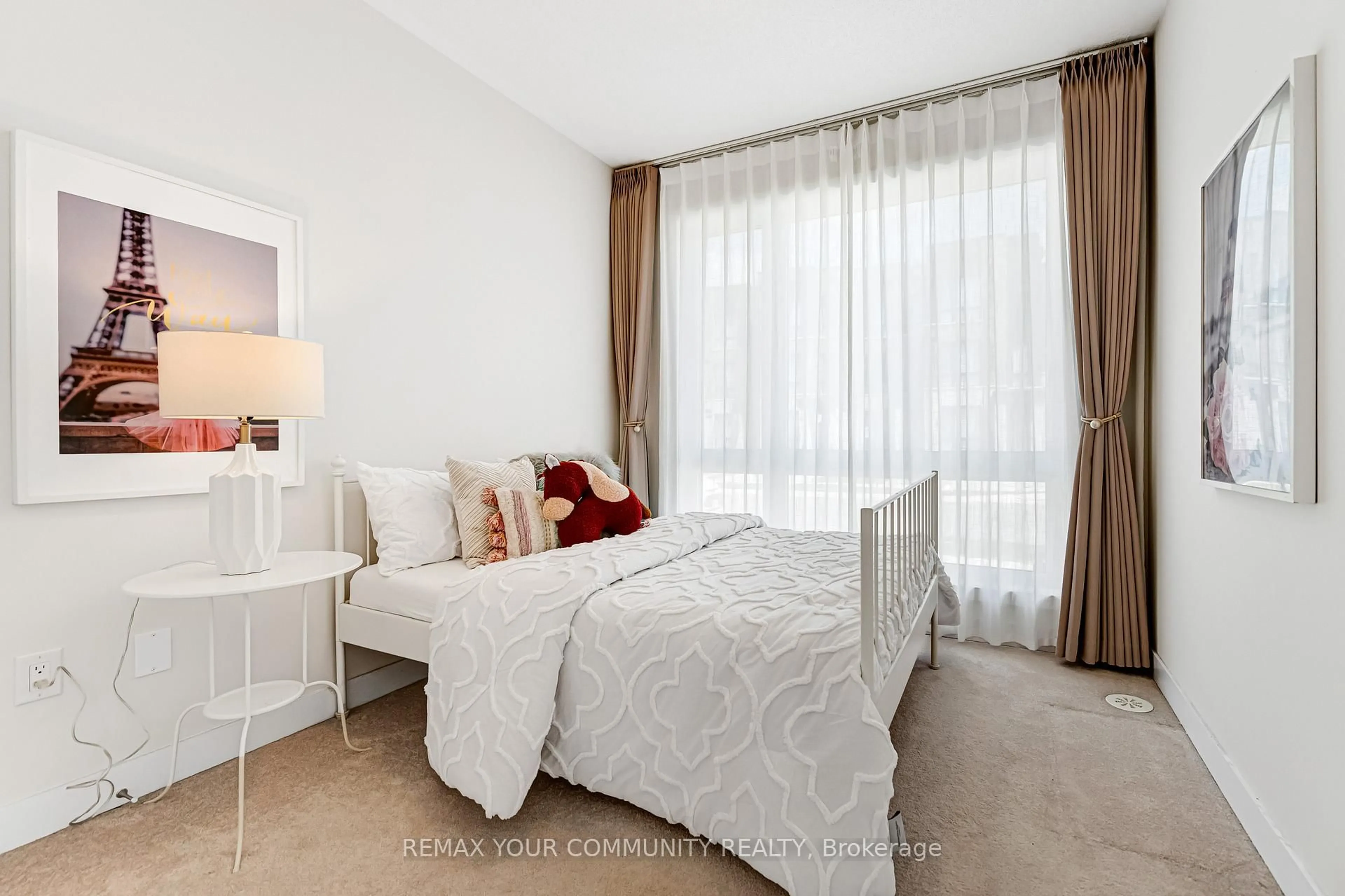 Bedroom with bed, carpet floor for 92 Stauffer Cres, Markham Ontario L6B 1R1