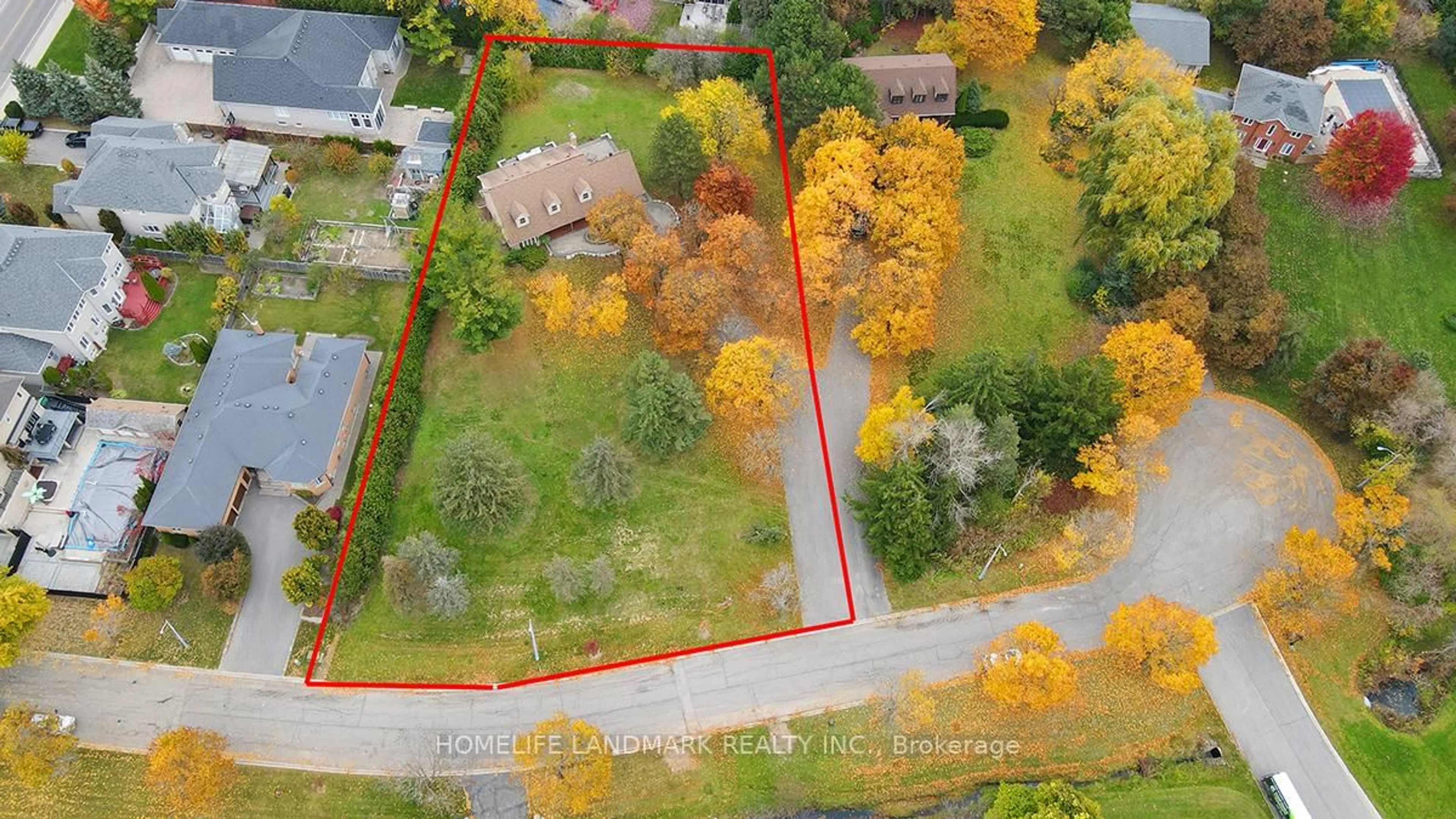 A pic from outside/outdoor area/front of a property/back of a property/a pic from drone, street for 99 Burndean Crt, Richmond Hill Ontario L4C 9W5