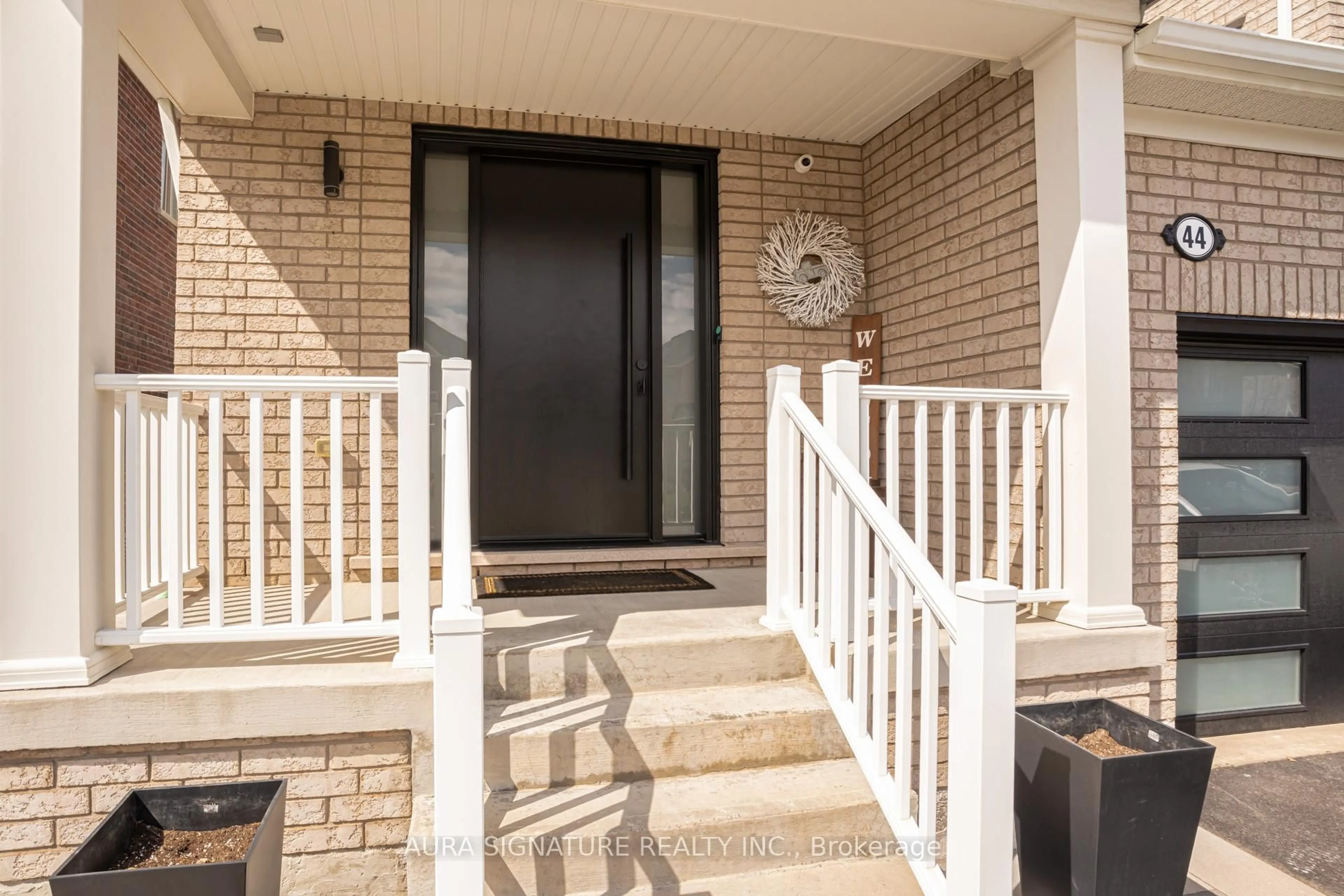 Indoor entryway for 44 Mccabe Lane, New Tecumseth Ontario L0G 1W0