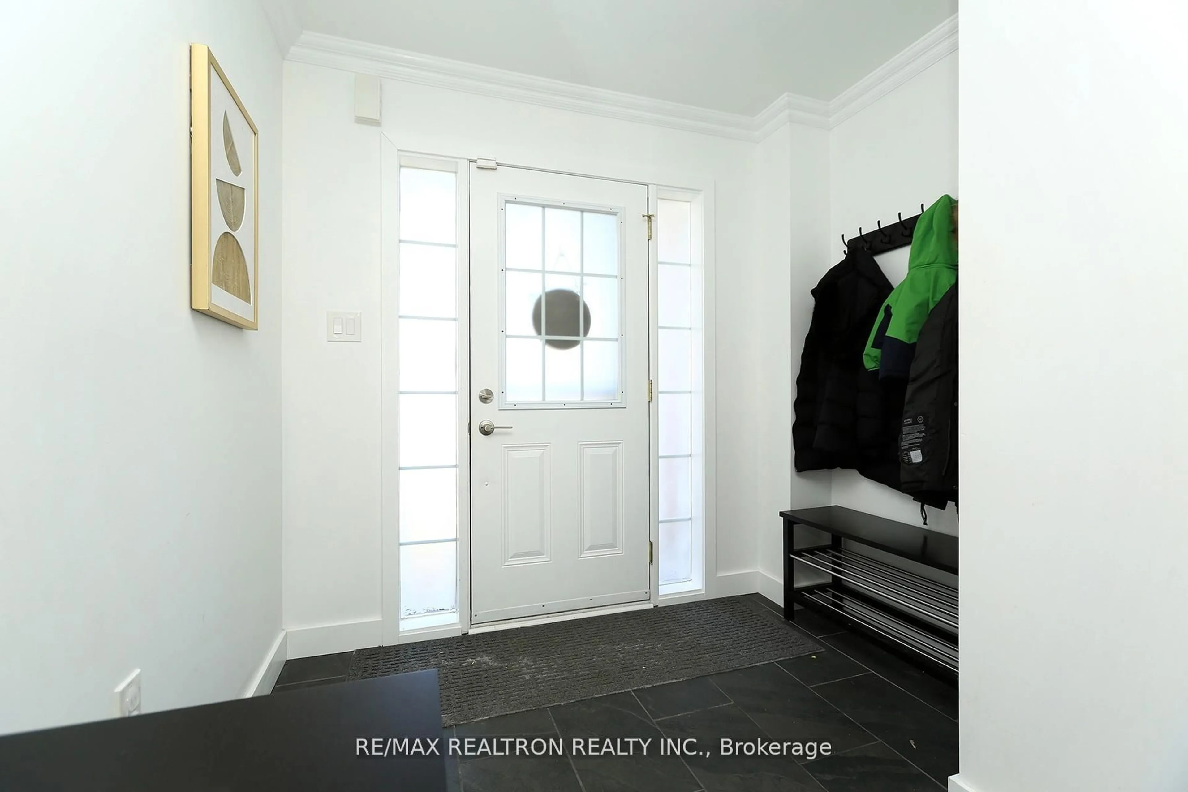 Indoor entryway for 376 Rannie Rd, Newmarket Ontario L3X 2N3